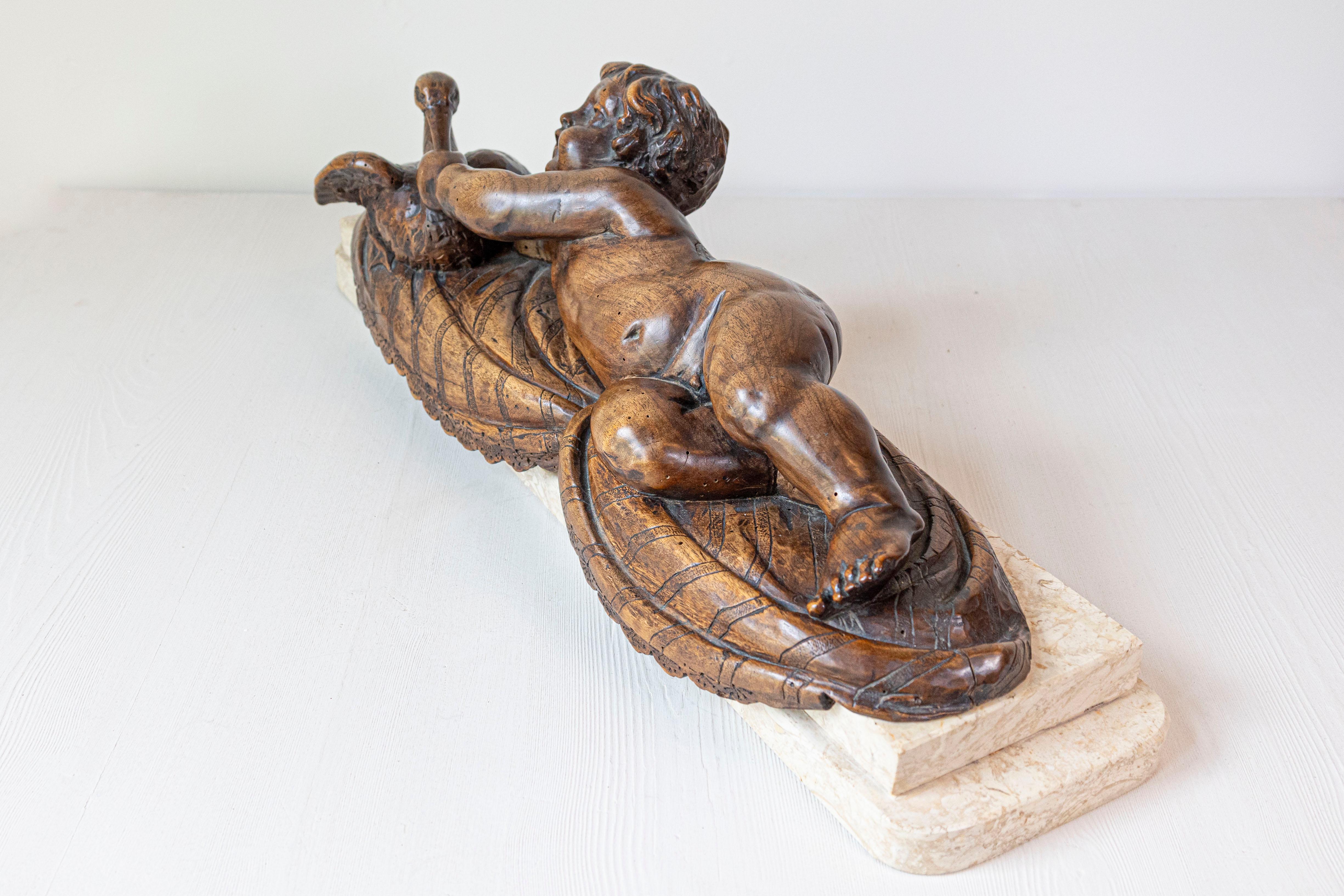Putto in noce intagliato del 1880 che nutre un cigno Gruppo scolpito su base di marmo In condizioni buone in vendita a Atlanta, GA