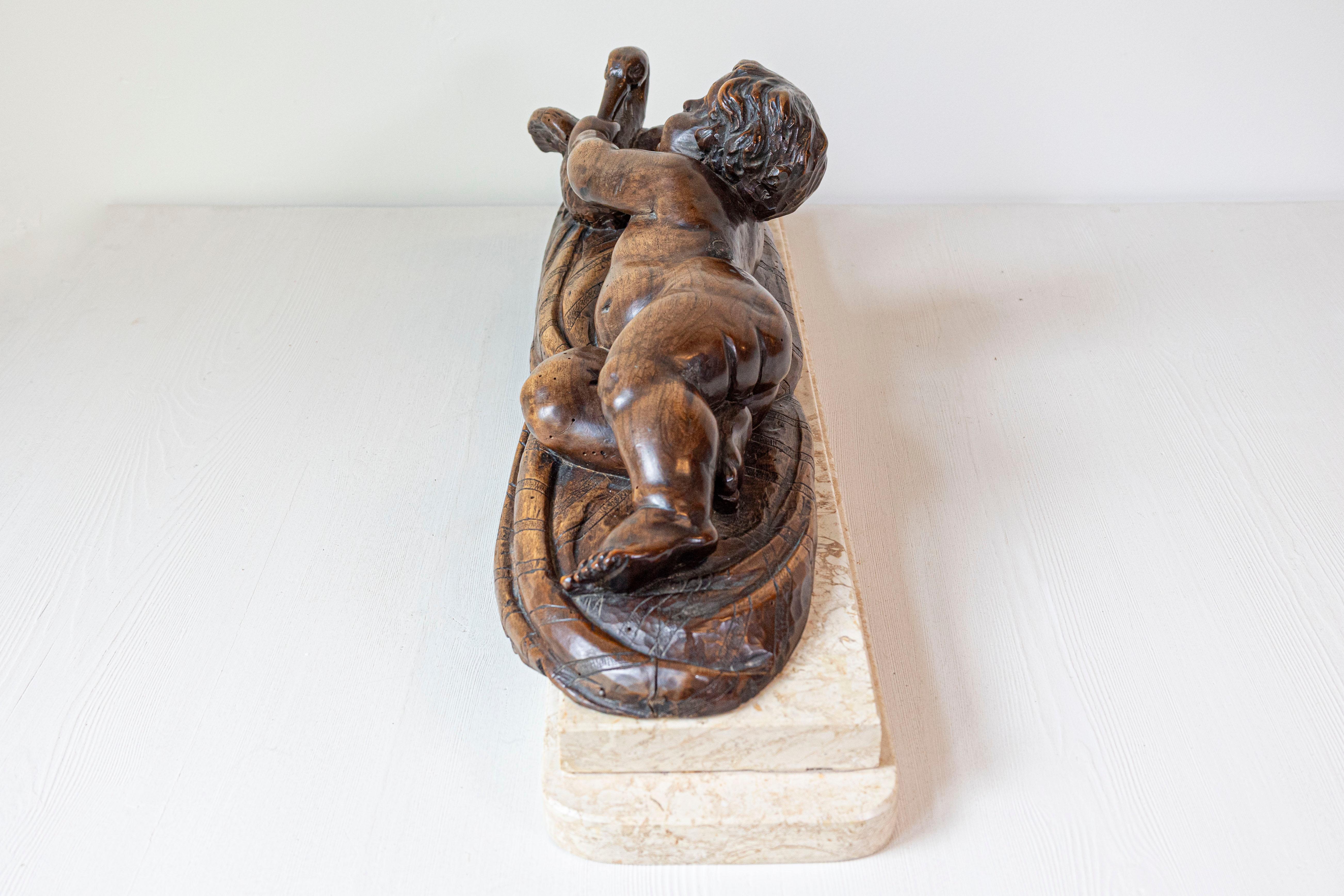 XIX secolo Putto in noce intagliato del 1880 che nutre un cigno Gruppo scolpito su base di marmo in vendita