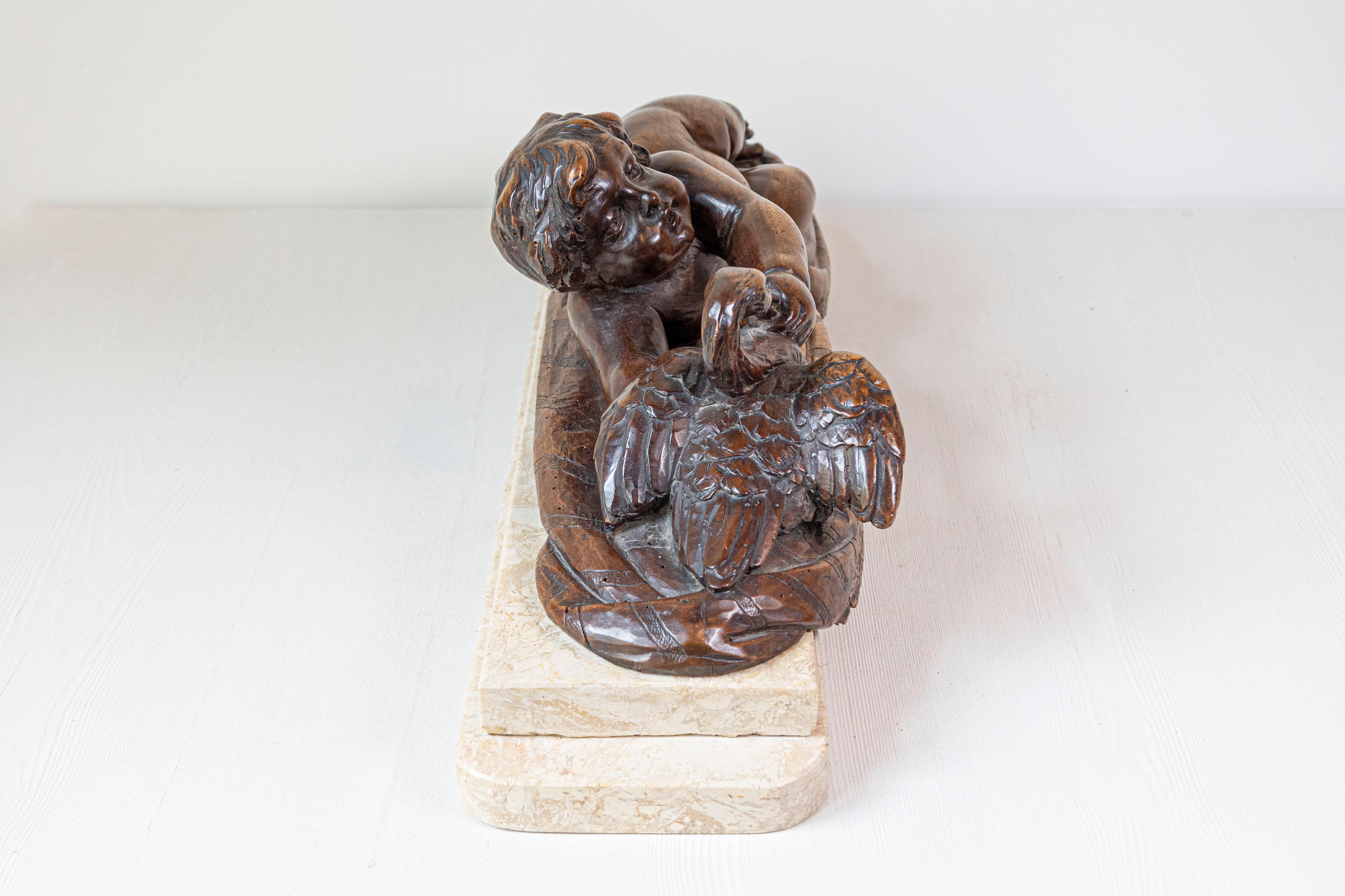 Putto in noce intagliato del 1880 che nutre un cigno Gruppo scolpito su base di marmo in vendita 2