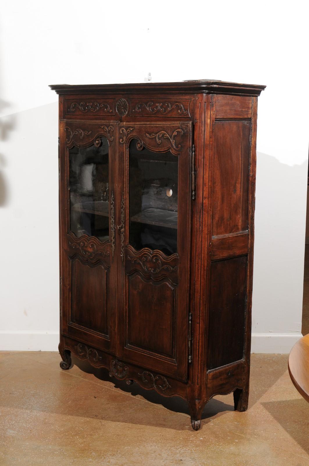 French 1880s Louis XV Style Walnut Vitrine with Carved Foliage and Glass Doors 10