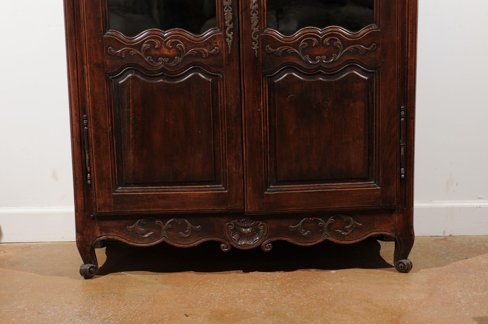 French 1880s Louis XV Style Walnut Vitrine with Carved Foliage and Glass Doors In Good Condition In Atlanta, GA
