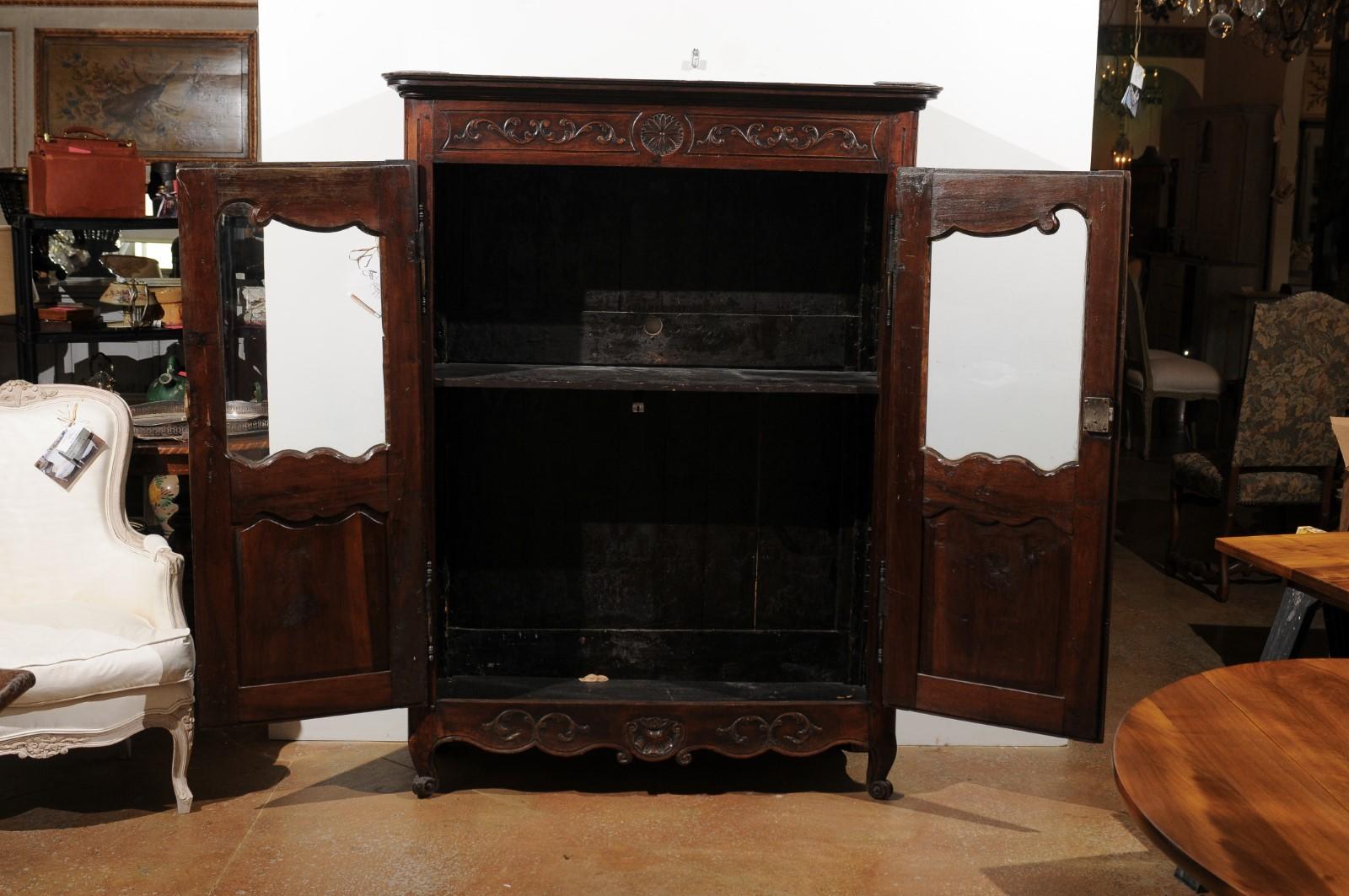 19th Century French 1880s Louis XV Style Walnut Vitrine with Carved Foliage and Glass Doors