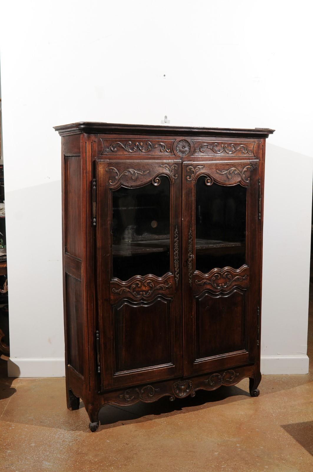 French 1880s Louis XV Style Walnut Vitrine with Carved Foliage and Glass Doors 4