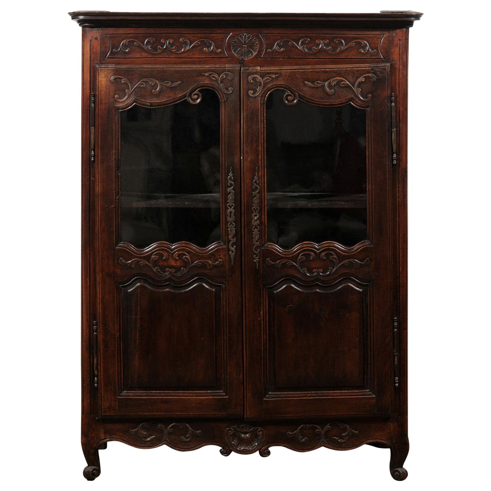 French 1880s Louis XV Style Walnut Vitrine with Carved Foliage and Glass Doors