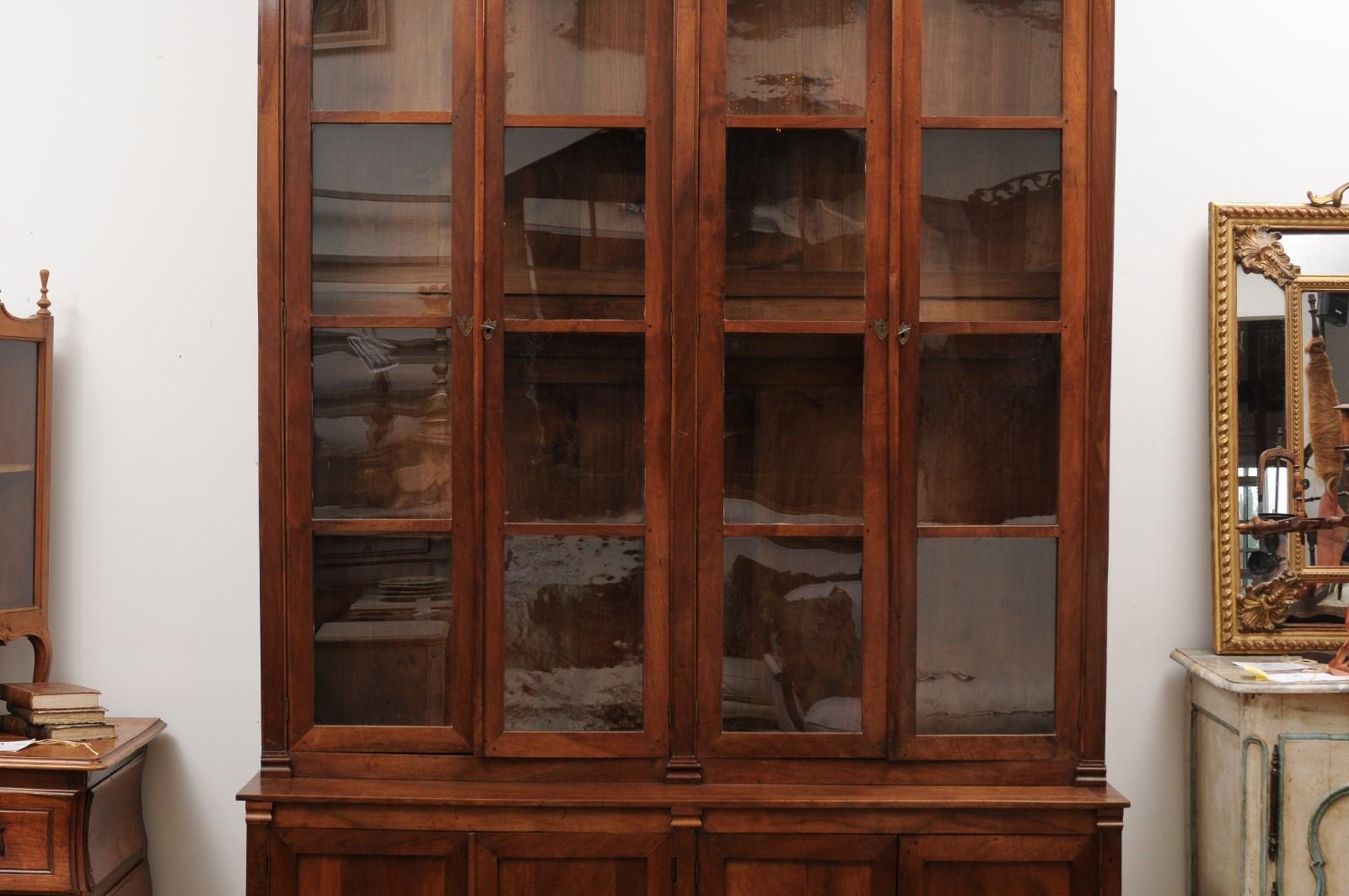 XIXe siècle Bibliothèque en bois de style Louis XVI des années 1880 avec portes en verre et piliers dorés