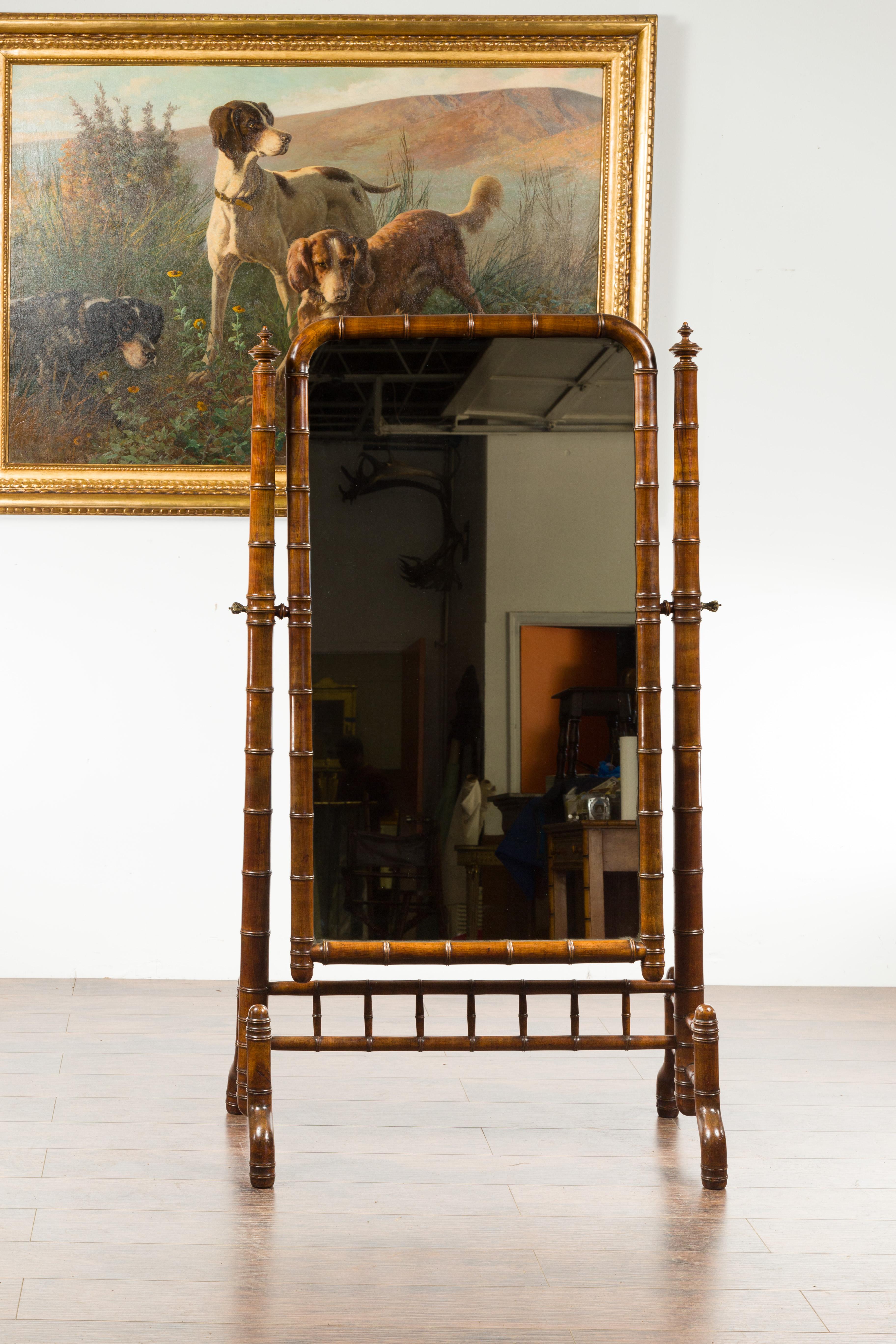 Cheval-Spiegel aus Nussbaum und Kunstbambus mit gedrechselten Endstücken, Napolon III, 1880er Jahre (Napoleon III.) im Angebot