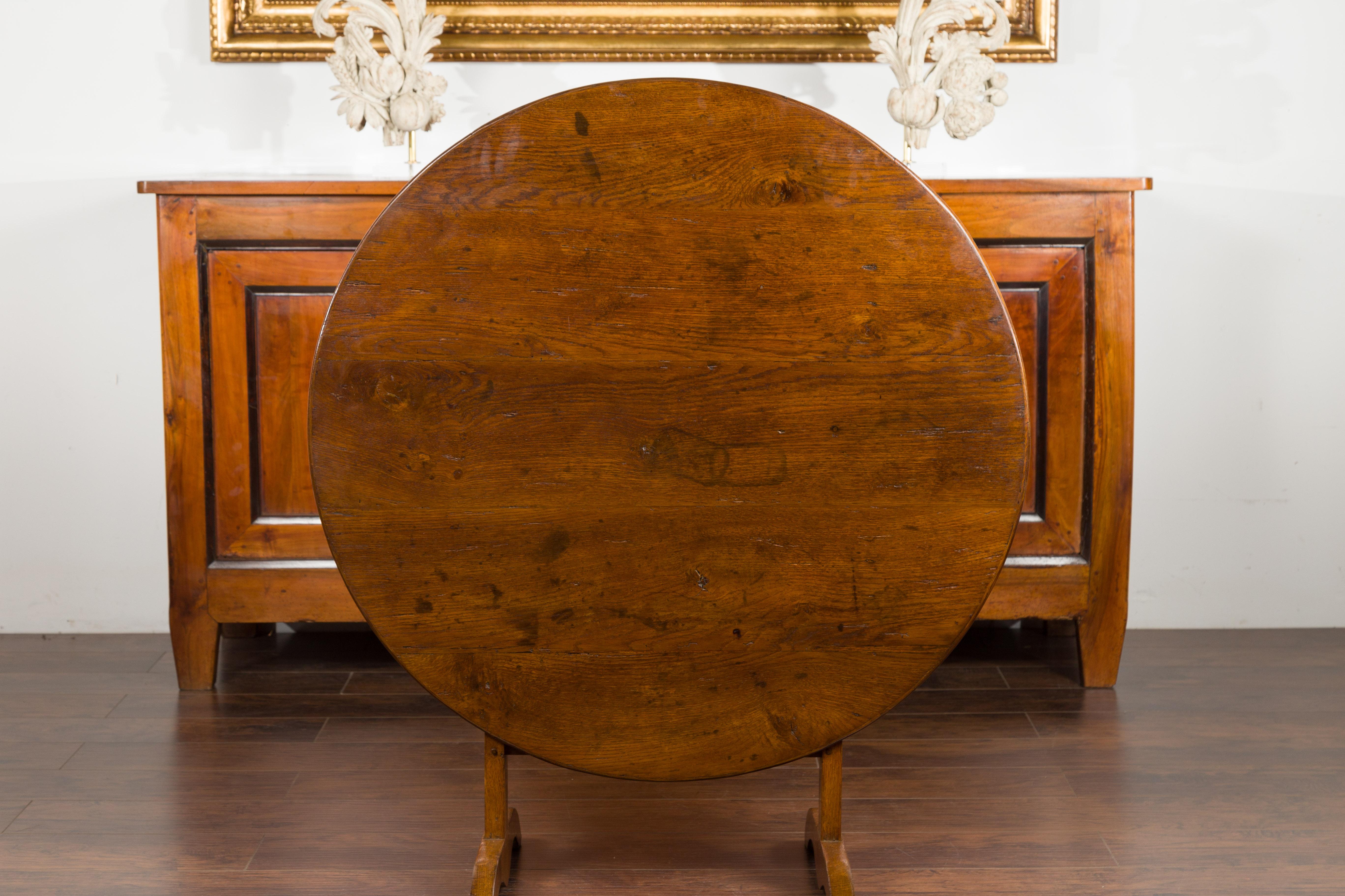 French 1880s Oak Wine Tasting Table with Round Tilt-Top and Trestle Base For Sale 3