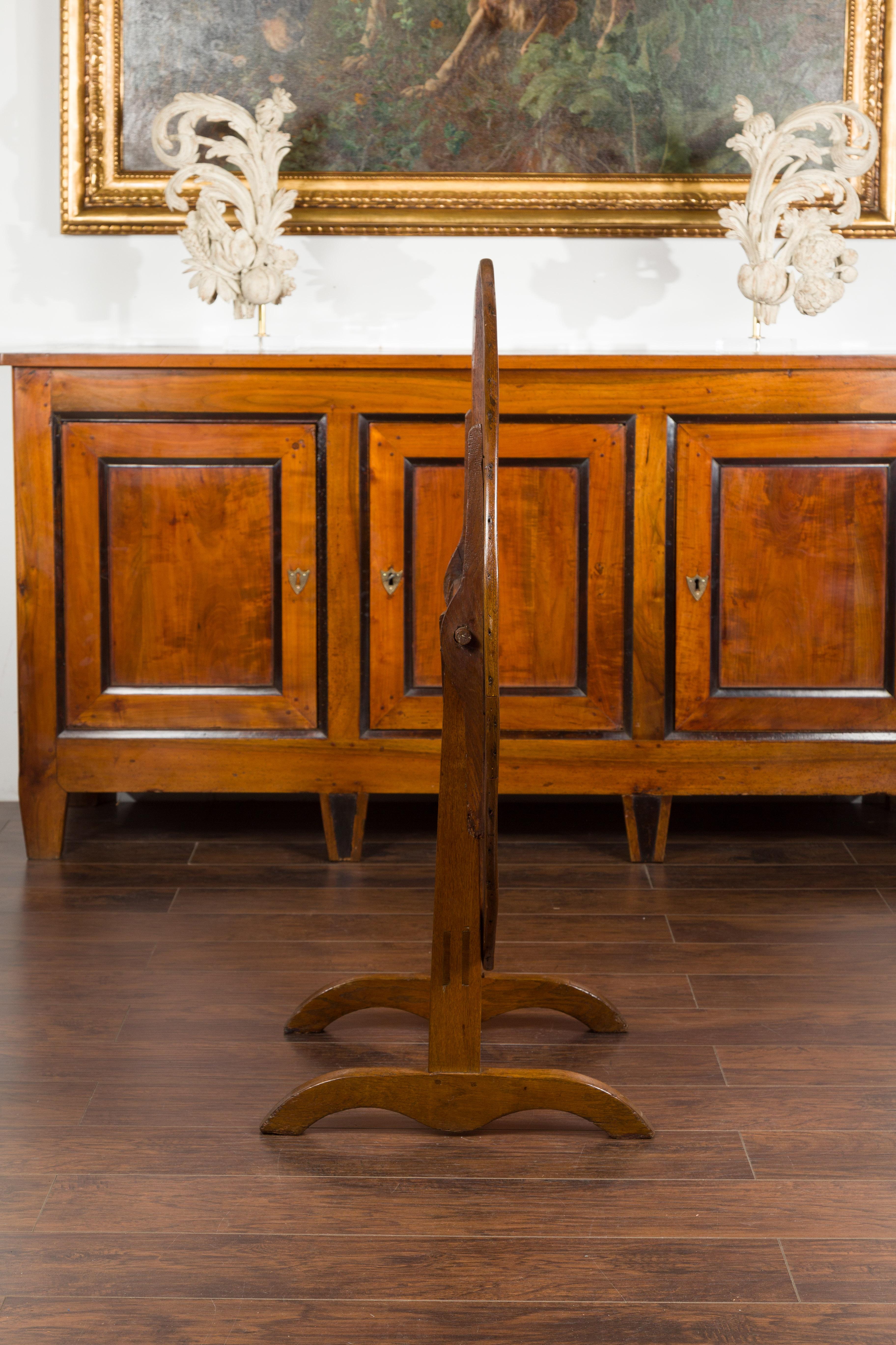 Mesa de cata de vinos francesa de roble de 1880 con tablero inclinable redondo y base de caballete en venta 4