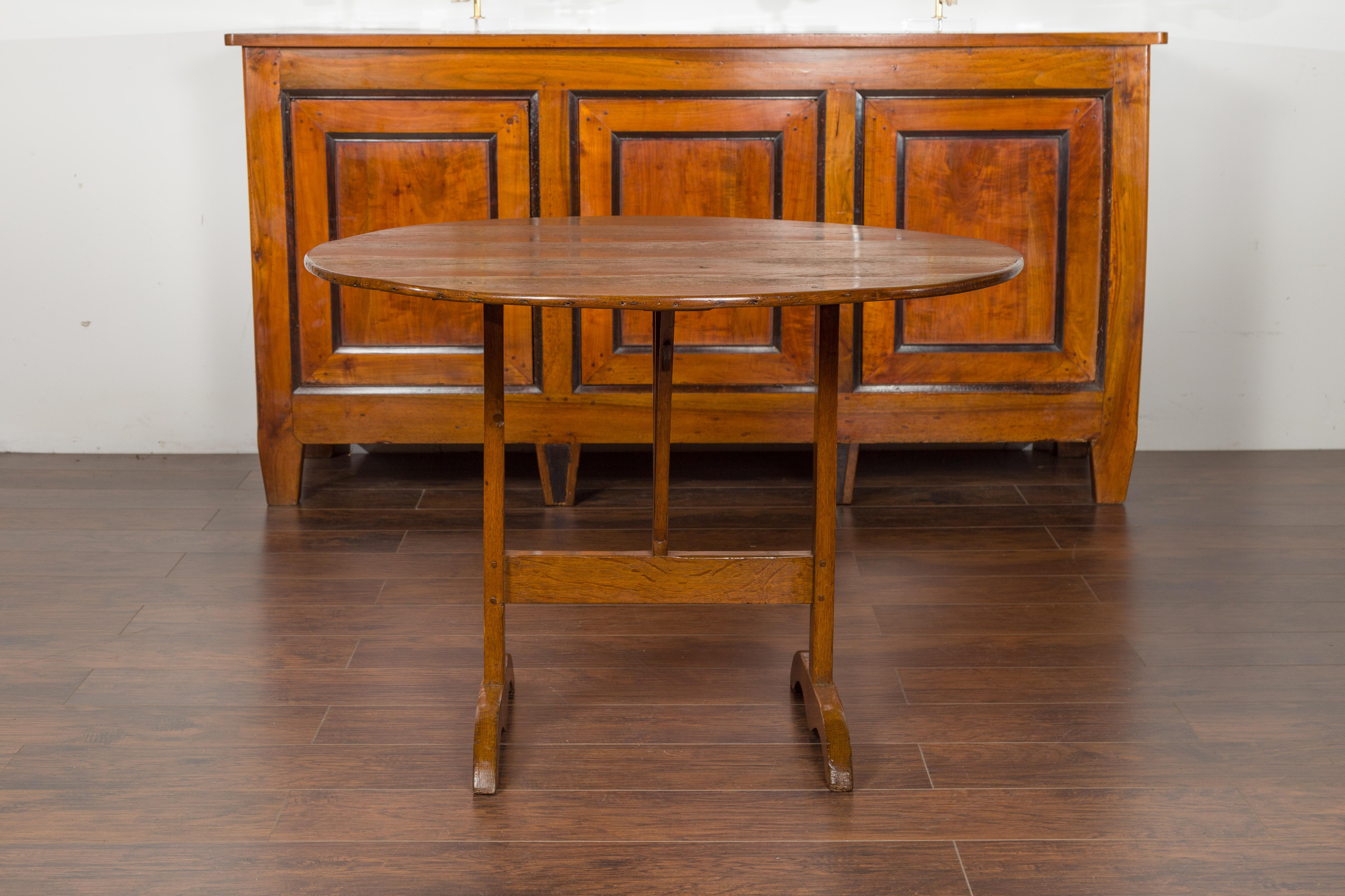 Mesa de cata de vinos francesa de roble de 1880 con tablero inclinable redondo y base de caballete Rústico en venta