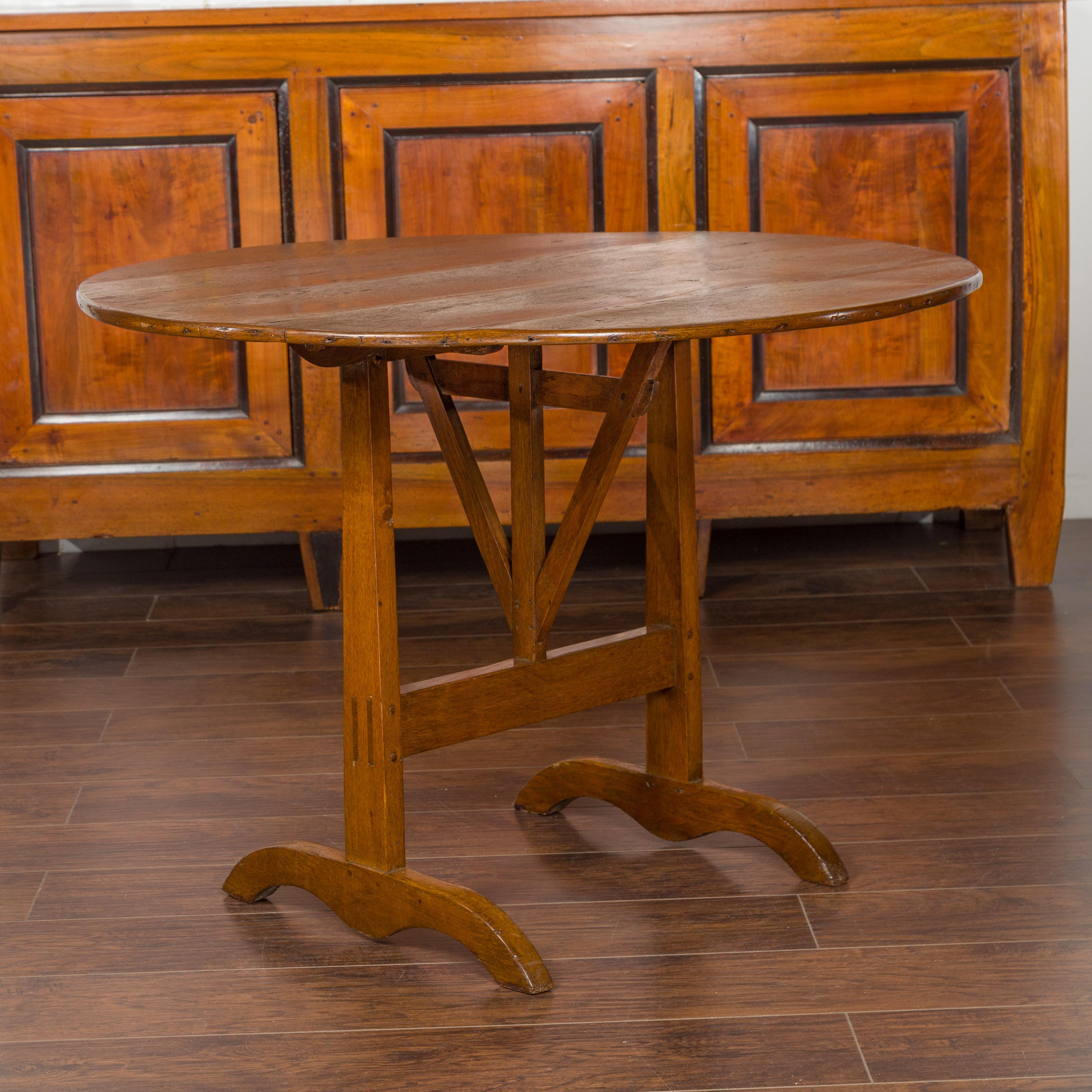 Mesa de cata de vinos francesa de roble de 1880 con tablero inclinable redondo y base de caballete Francés en venta
