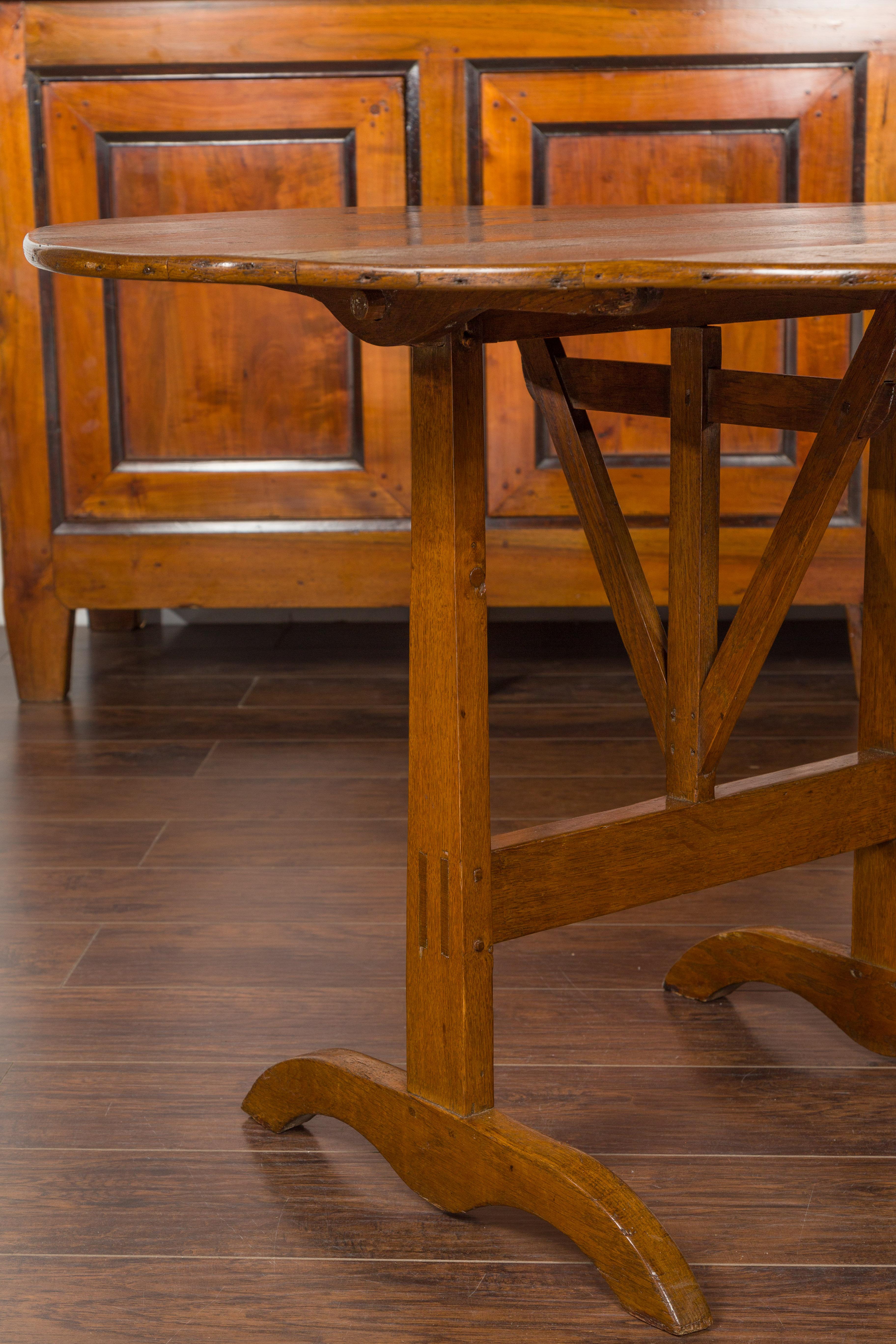 Mesa de cata de vinos francesa de roble de 1880 con tablero inclinable redondo y base de caballete siglo XIX en venta
