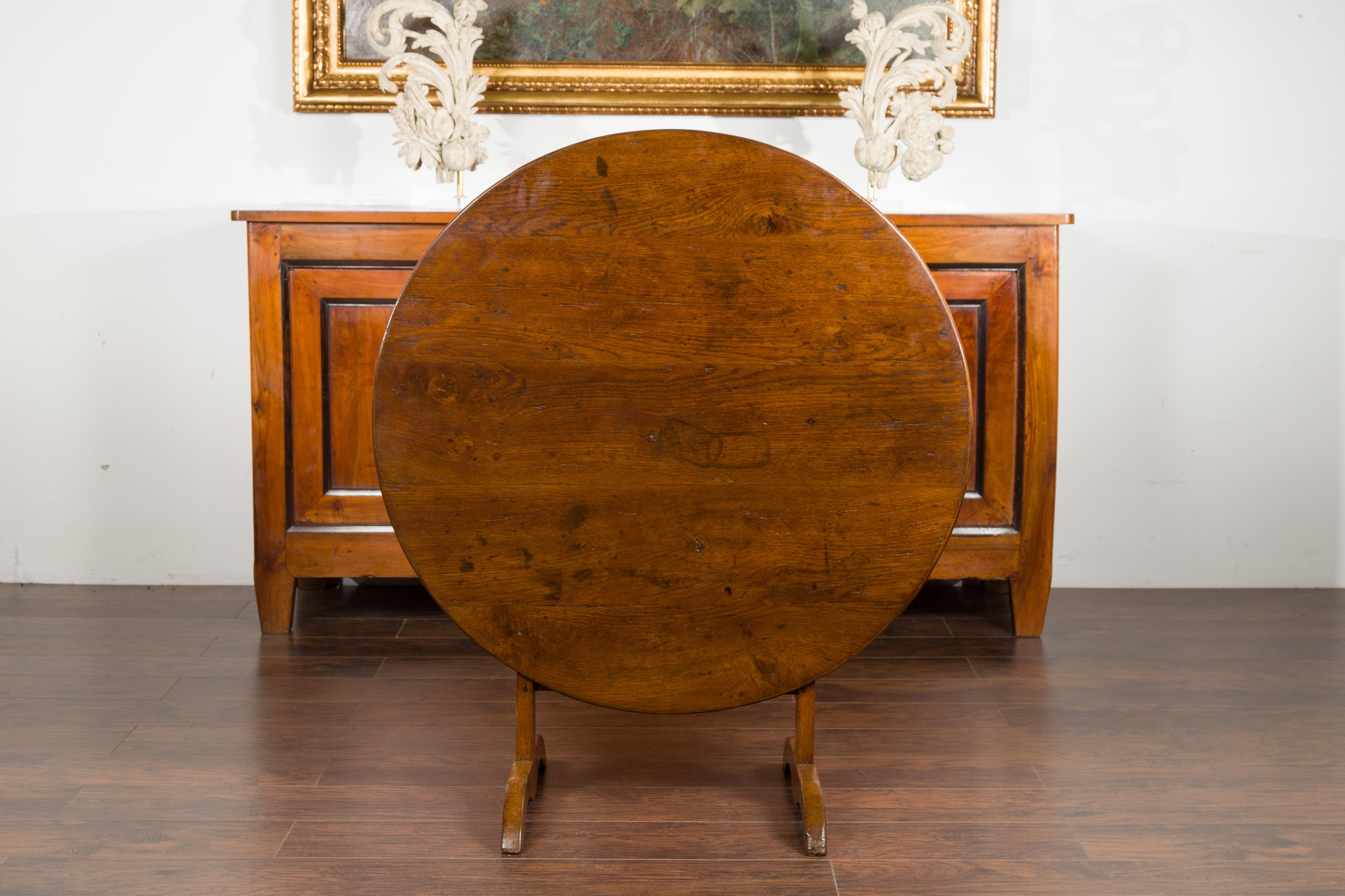 French 1880s Oak Wine Tasting Table with Round Tilt-Top and Trestle Base For Sale 1