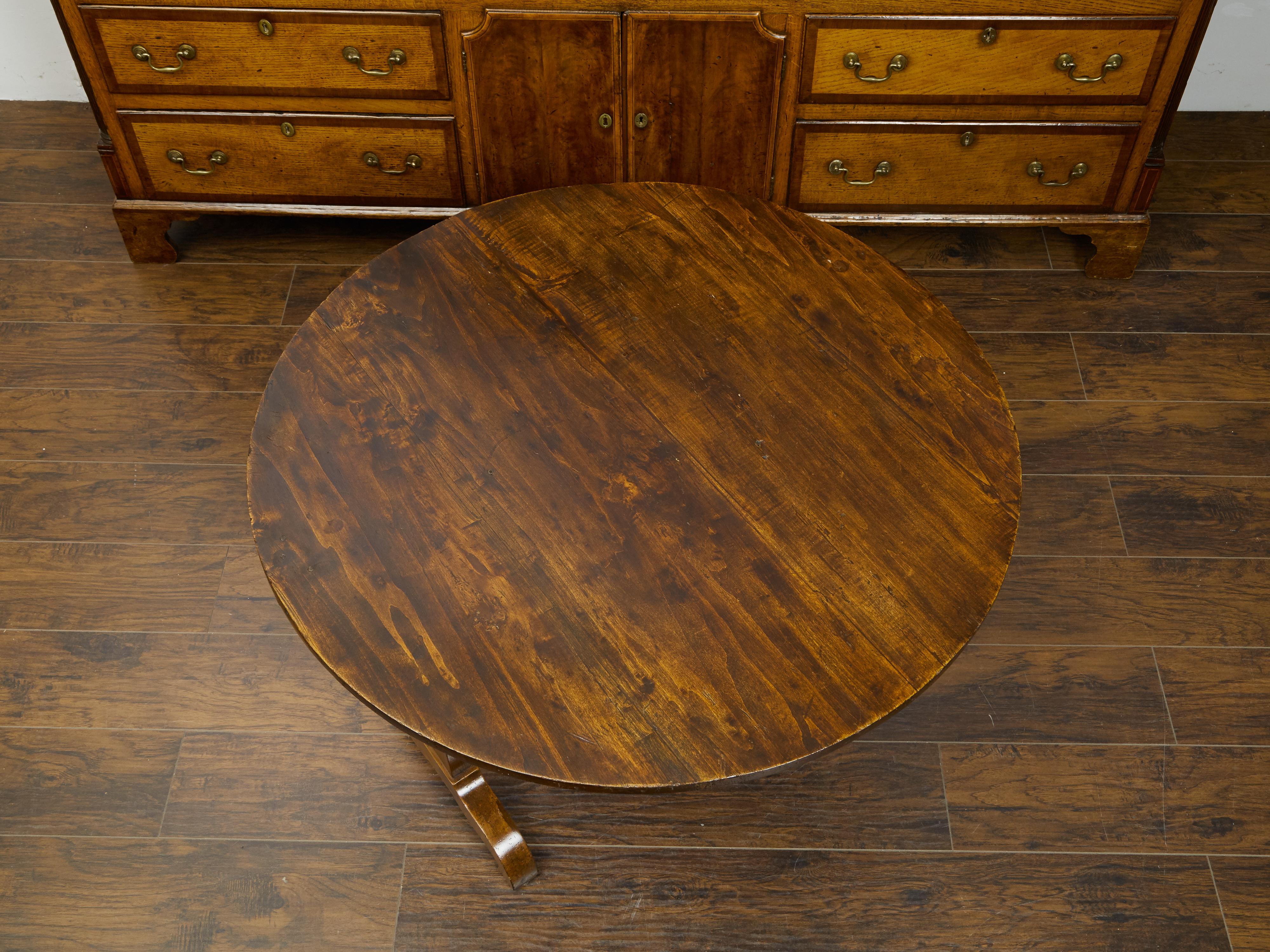 French 1880s Pine Wine Tasting Tilt-Top Table with Circular Top and Dark Patina 1