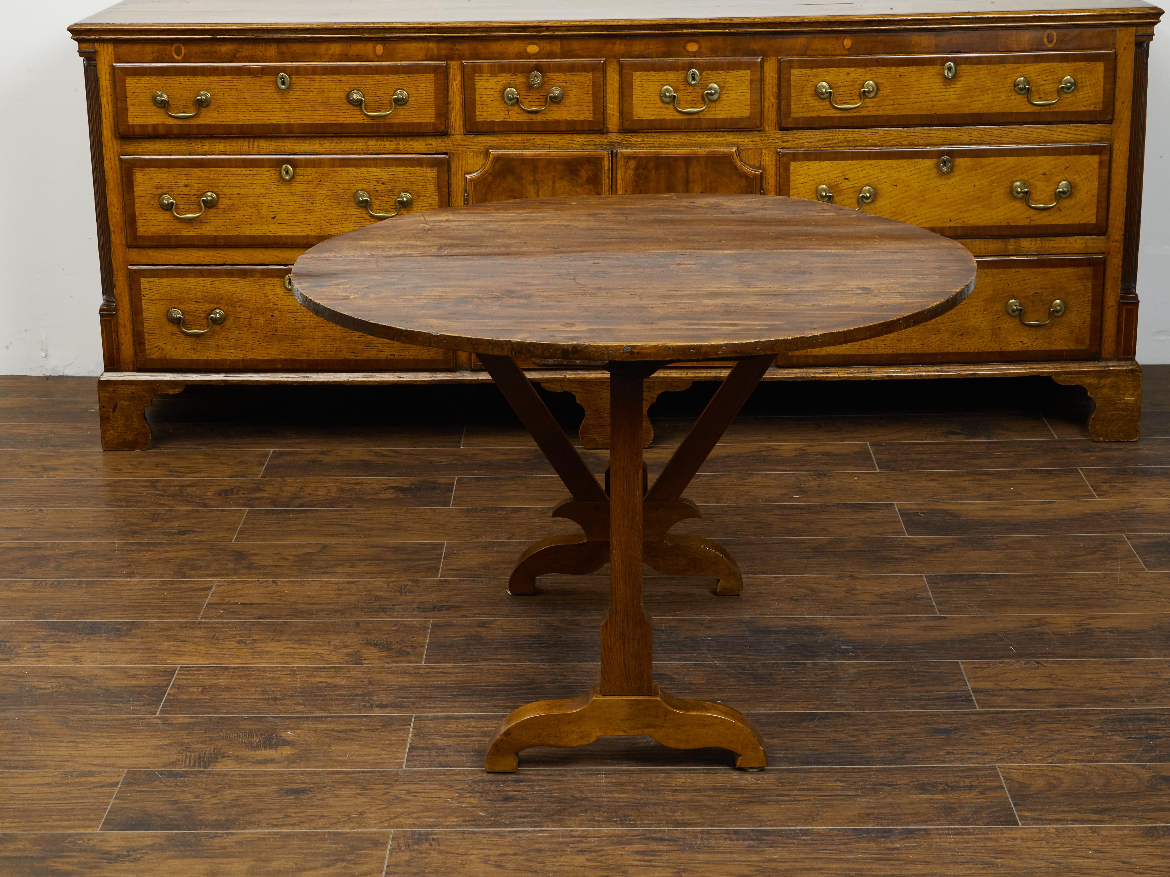 French 1880s Pine Wine Tasting Tilt-Top Table with Circular Top and Dark Patina 4