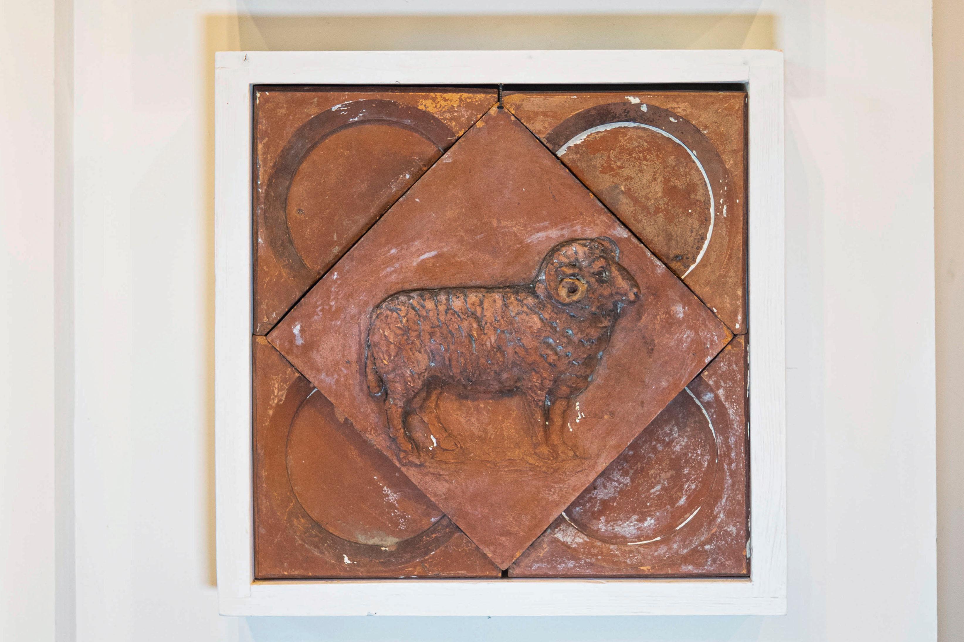 A French terracotta panel from the late 19th century, depicting a ram set in a quadrilobe. Created in France during the last quarter of the 19th century, this red terracotta panel features a ram depicted in profile, standing out beautifully on a