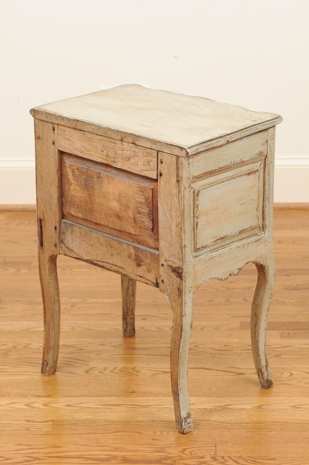 French 1880s Rococo Style Three-Drawer Bedside Chest with Serpentine Front For Sale 4