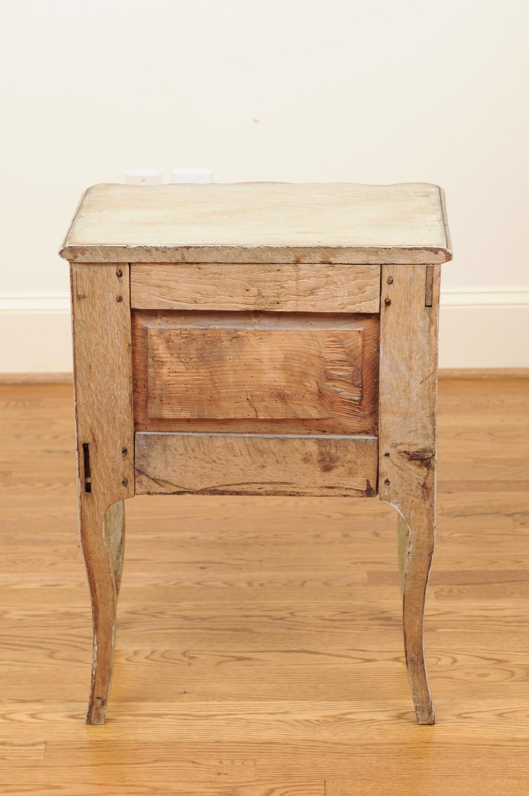 French 1880s Rococo Style Three-Drawer Bedside Chest with Serpentine Front For Sale 5