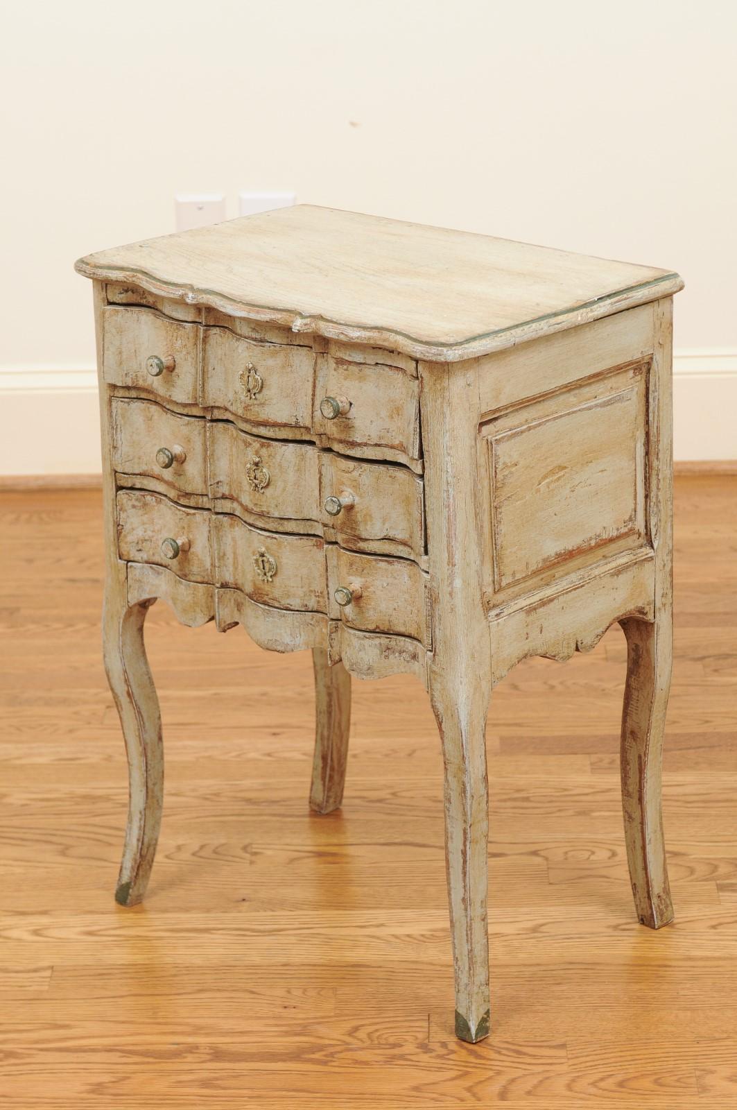 French 1880s Rococo Style Three-Drawer Bedside Chest with Serpentine Front For Sale 8
