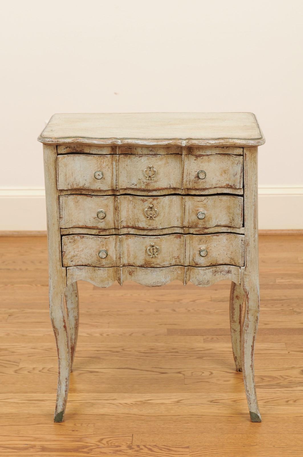 French 1880s Rococo Style Three-Drawer Bedside Chest with Serpentine Front For Sale 9