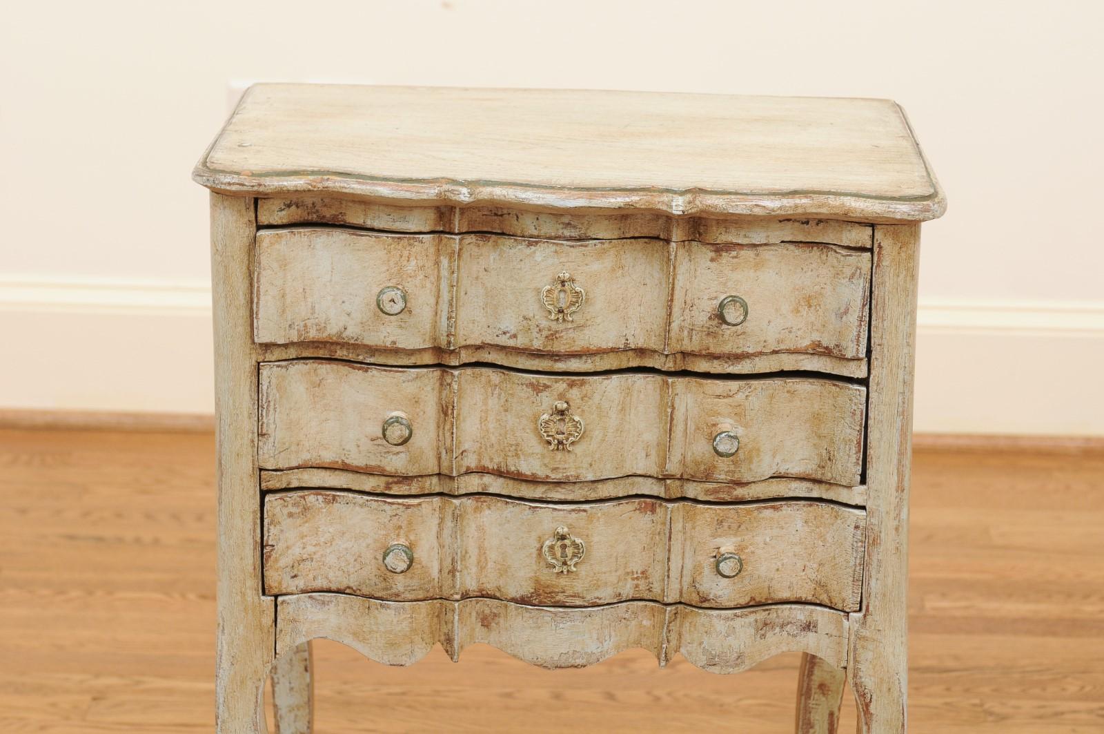 French 1880s Rococo Style Three-Drawer Bedside Chest with Serpentine Front For Sale 10
