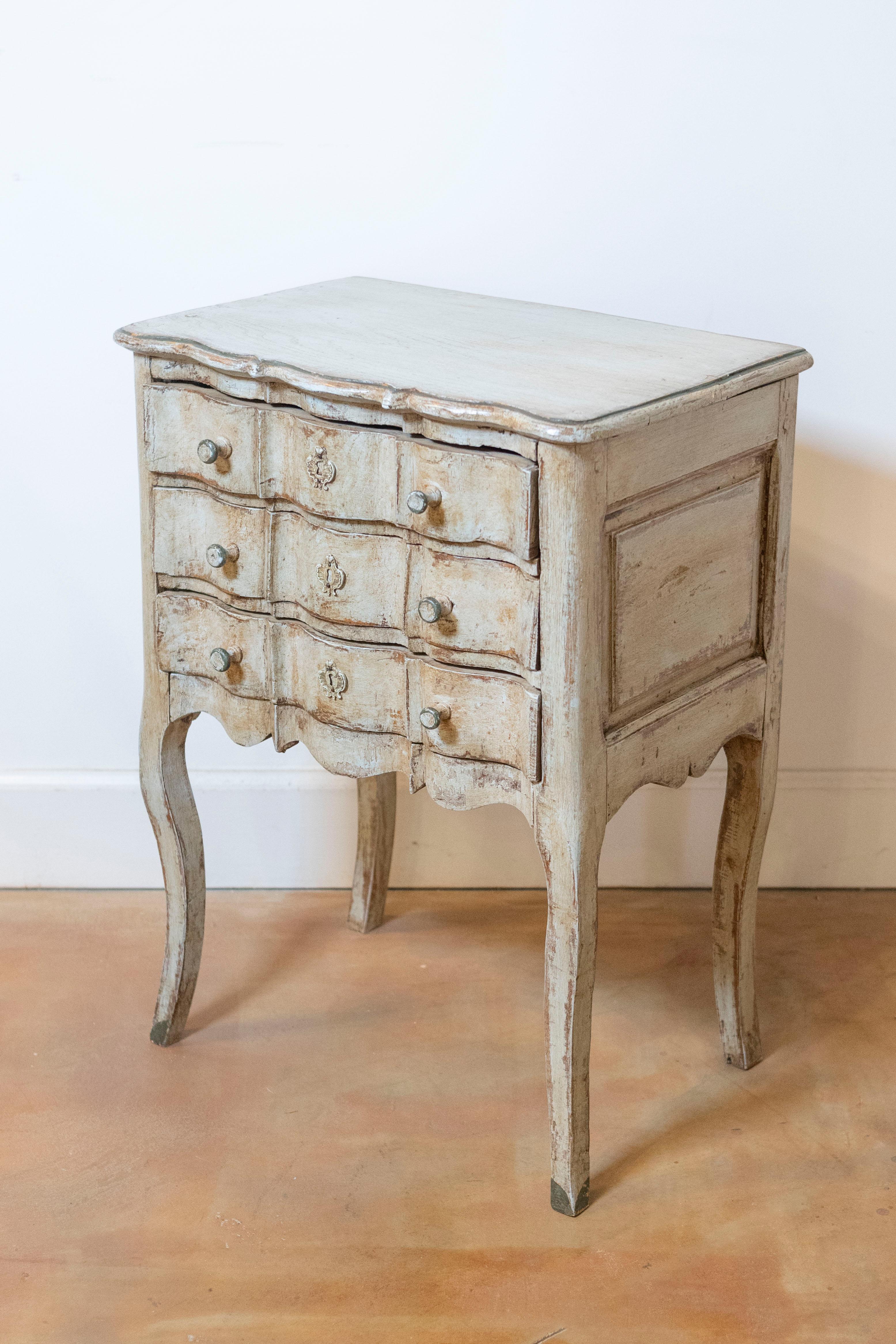 Francese Comodino a tre cassetti in stile rococò francese del 1880 con fronte a serpentina in vendita
