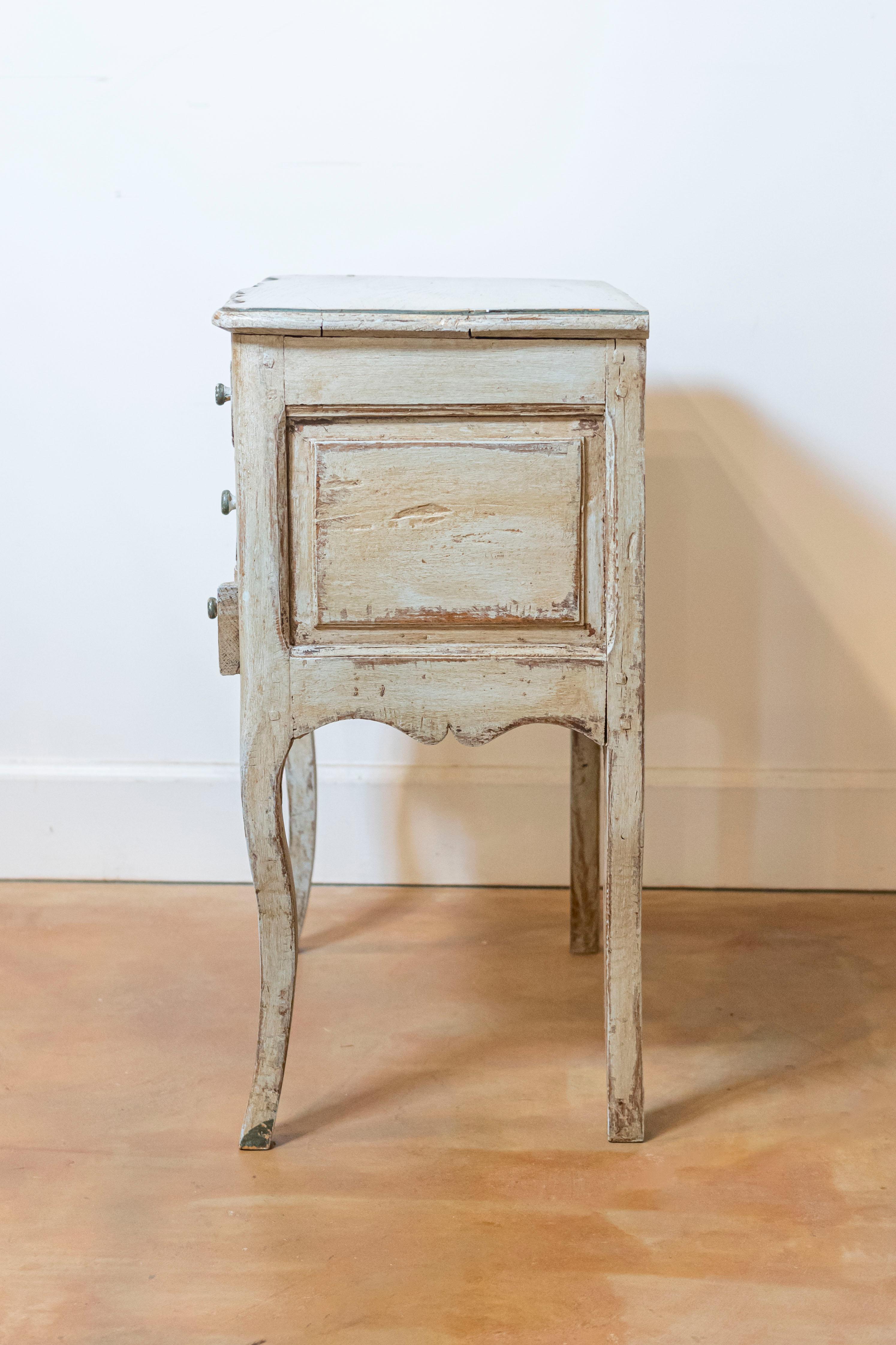 Comodino a tre cassetti in stile rococò francese del 1880 con fronte a serpentina In condizioni buone in vendita a Atlanta, GA