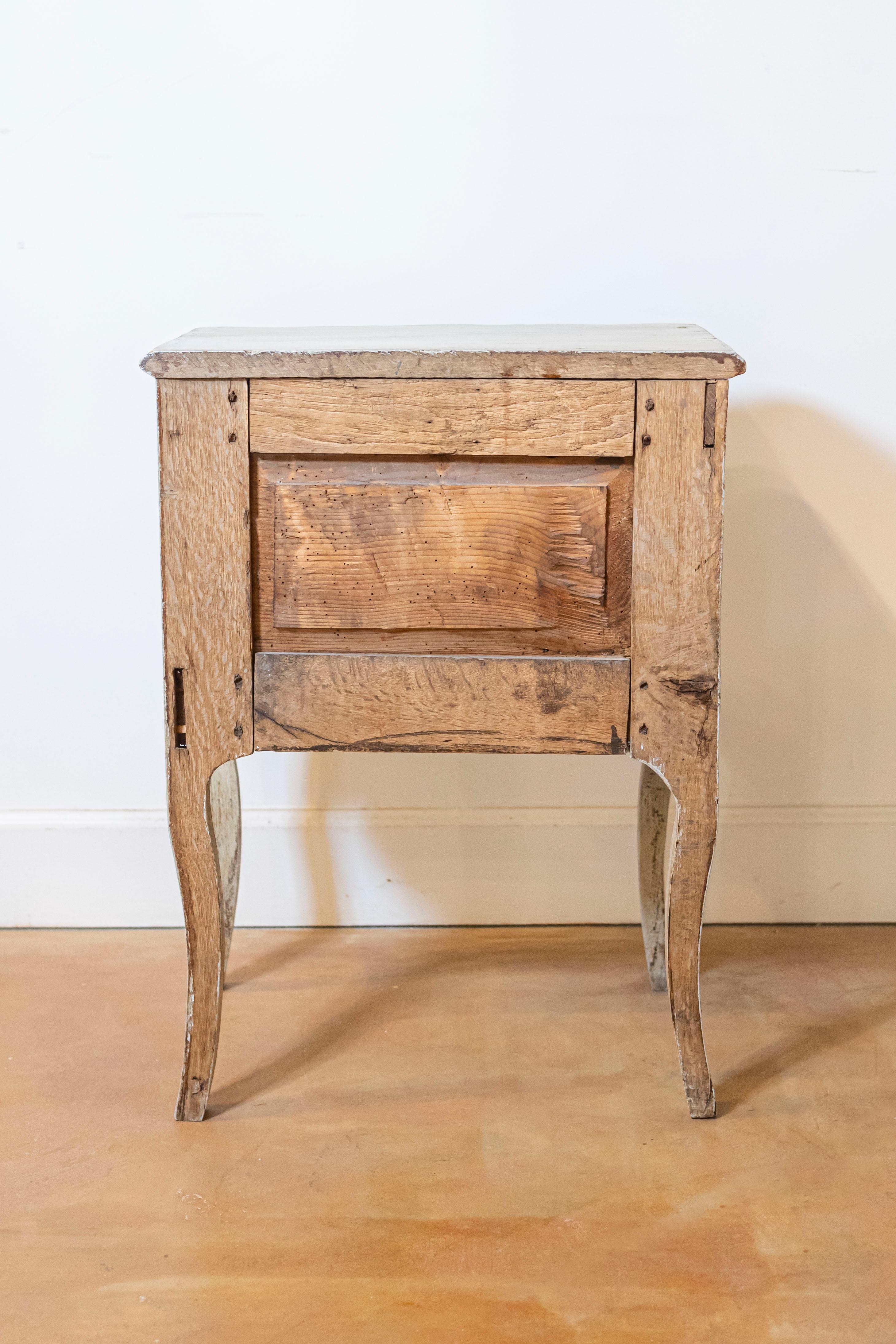 XIX secolo Comodino a tre cassetti in stile rococò francese del 1880 con fronte a serpentina in vendita