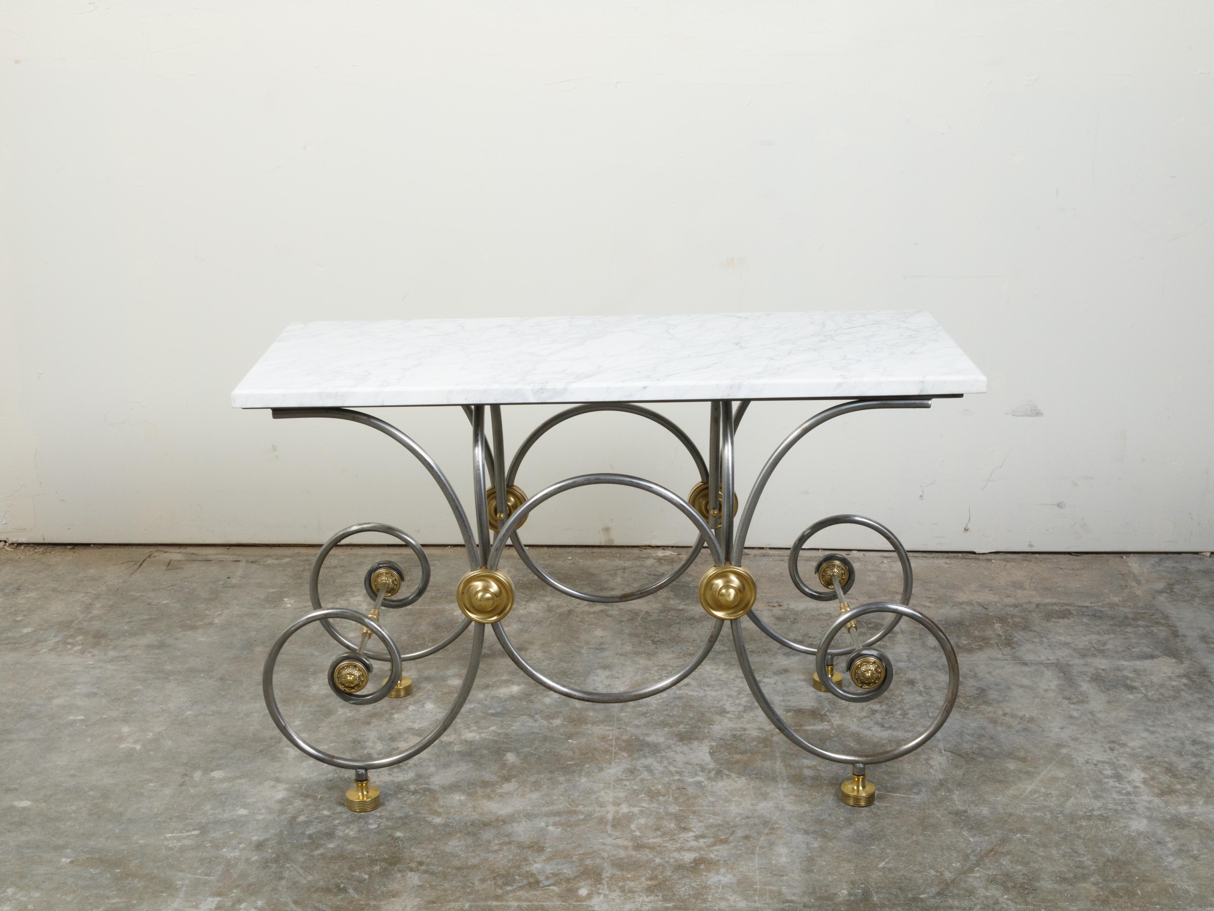 A French steel and brass baker's table from the late 19th century with white marble top and scrolling legs. Created in France during the last quarter of the 19th century, this baker's table features a rectangular white marble top sitting above a
