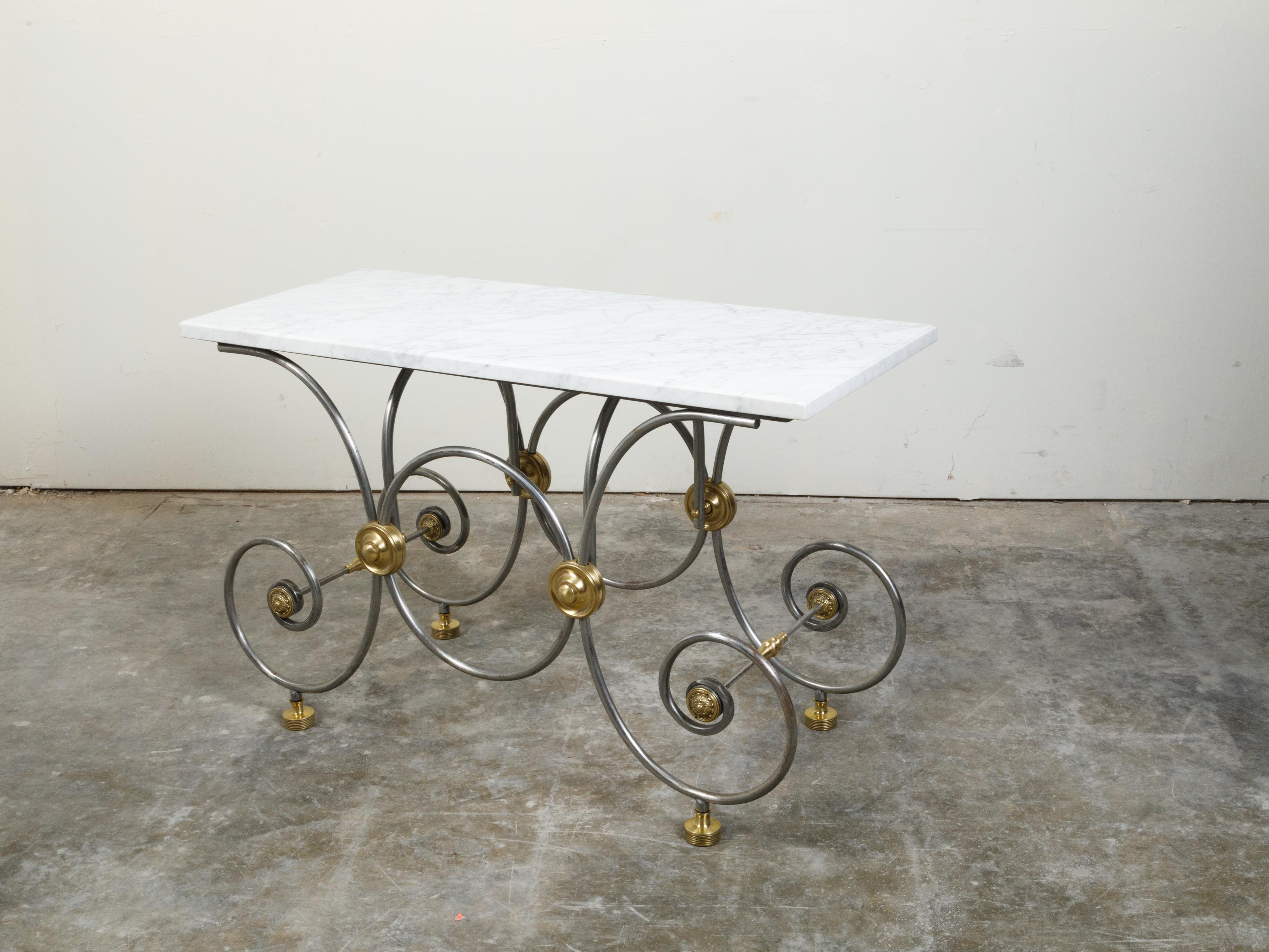 Français Table de Baker en acier et laiton des années 1880 avec base à volutes et plateau en marbre en vente