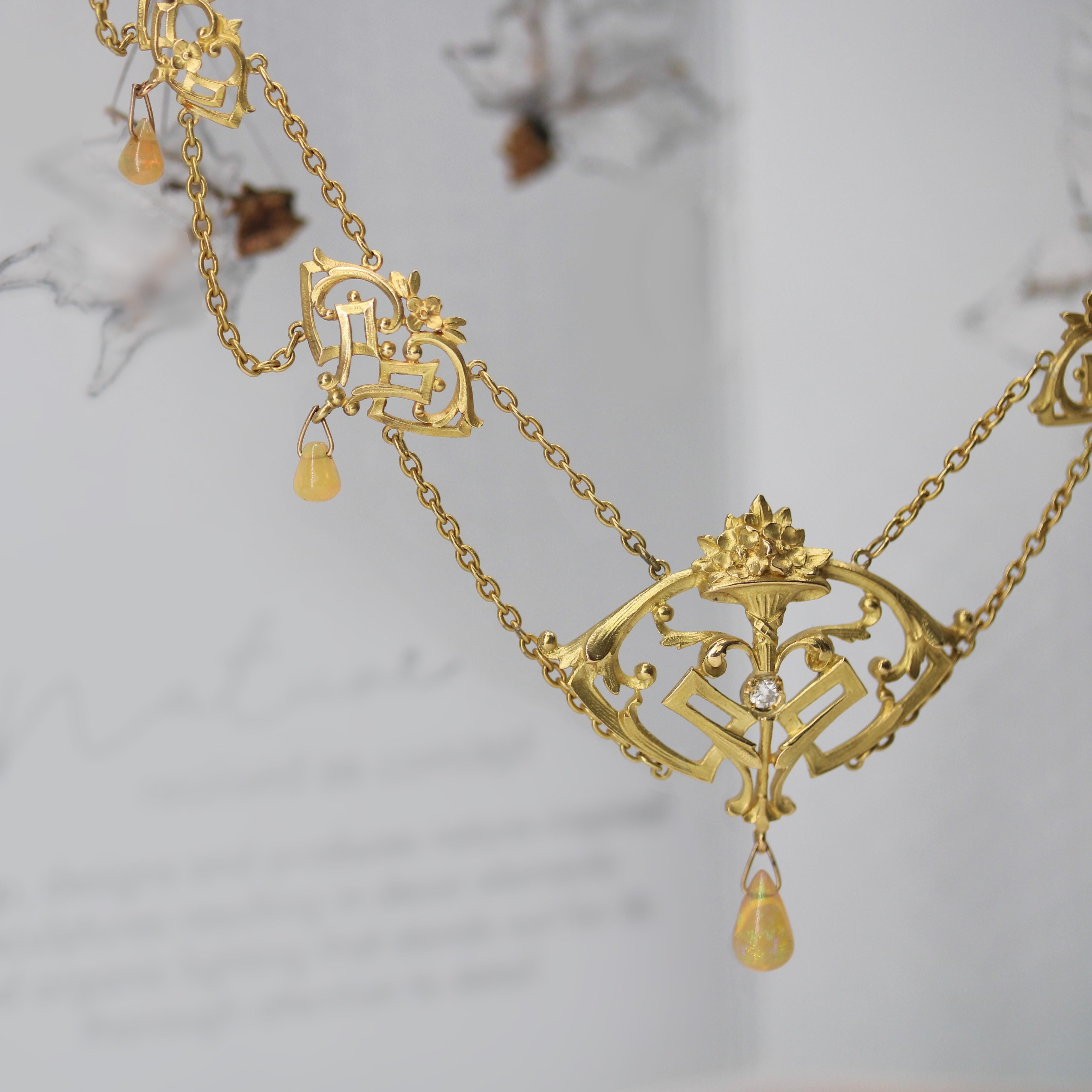 French 1890s Art Nouveau Opal Diamond 18 Karat Yellow Gold Necklace 3