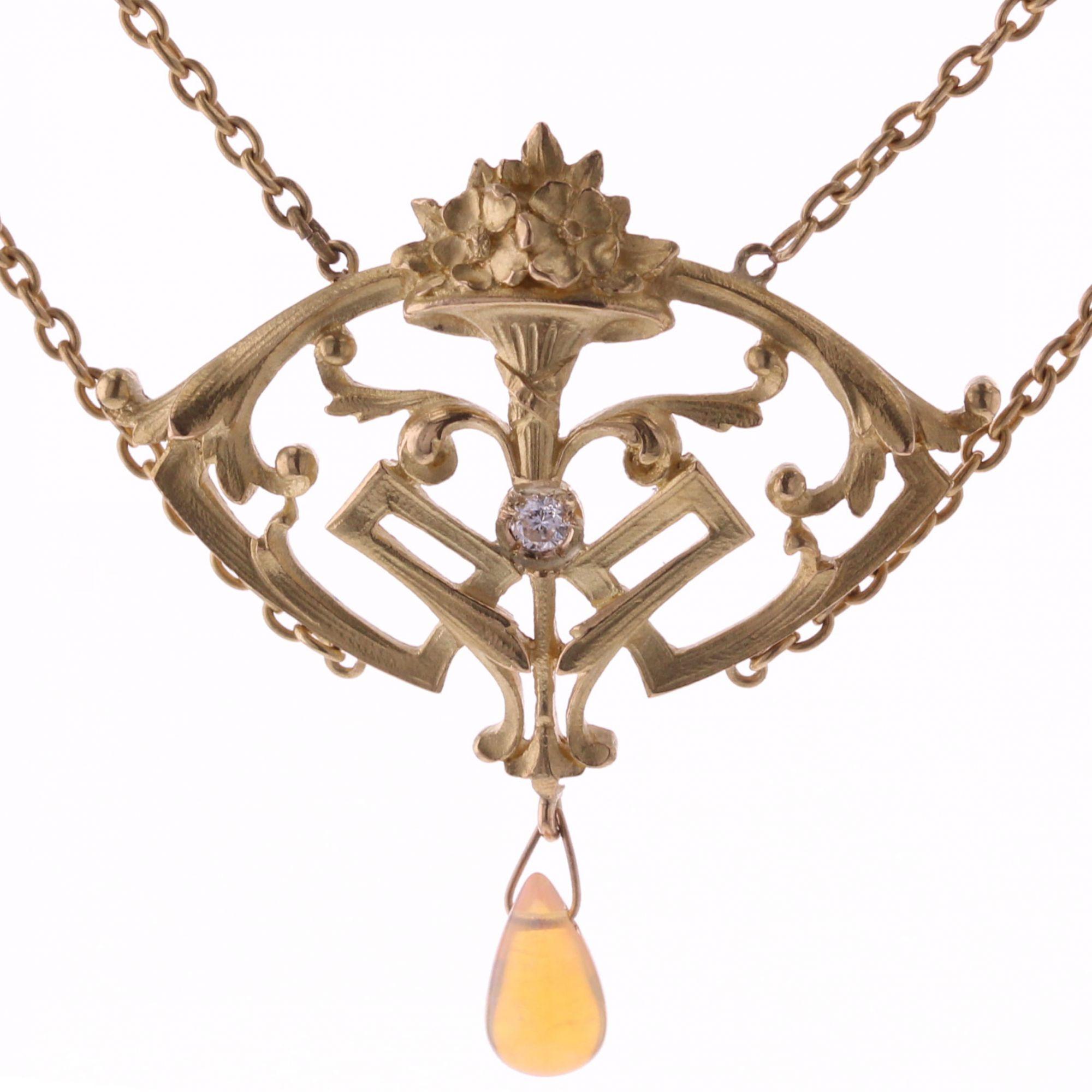 Pear Cut French 1890s Art Nouveau Opal Diamond 18 Karat Yellow Gold Necklace For Sale