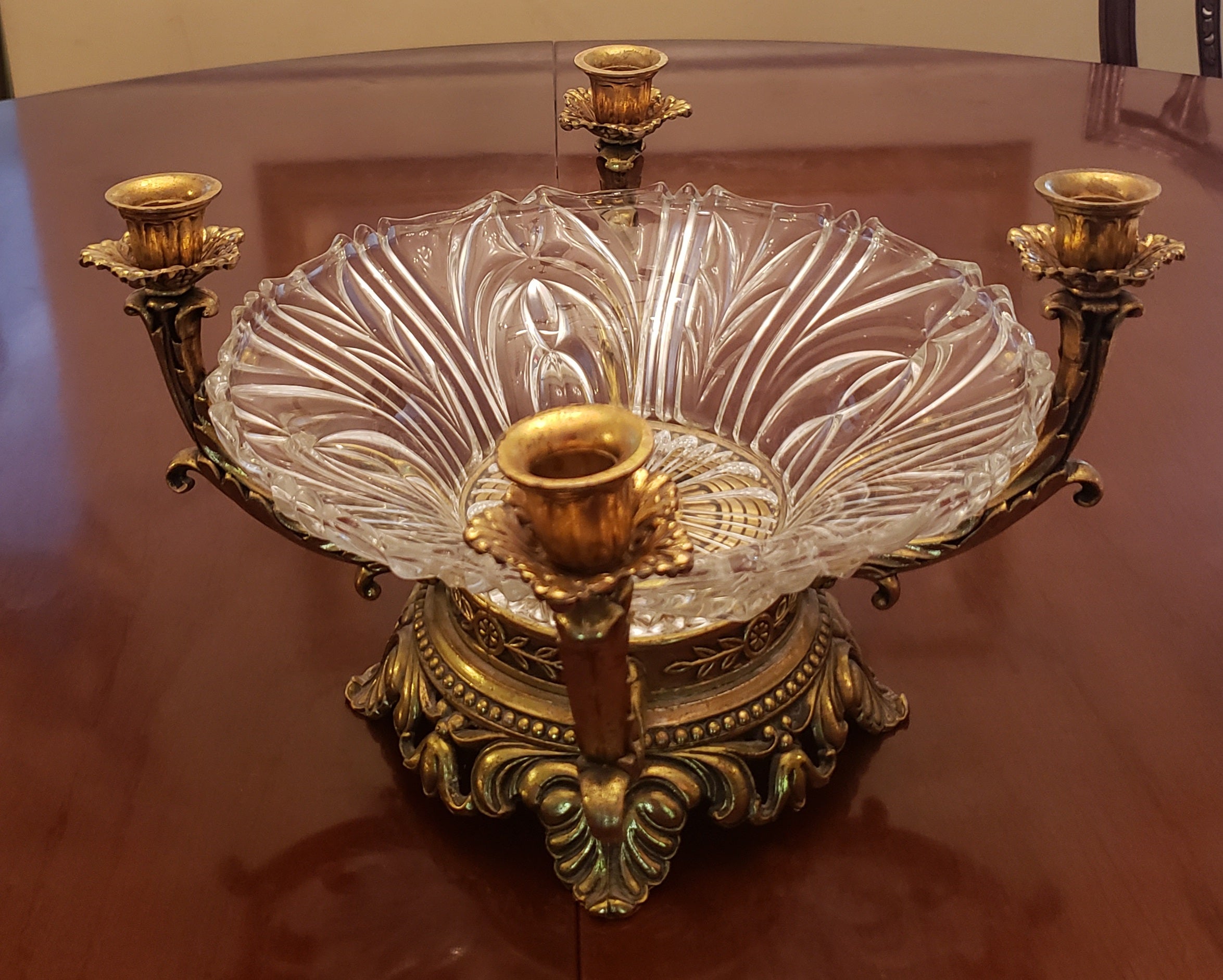 Erstaunliche Französisch 19. Jahrhundert Baccarat vergoldeter Bronze und geschliffenem Kristallglas Tafelaufsatz Kandelaber 
Sehr guter antiker Zustand
Maße: 15