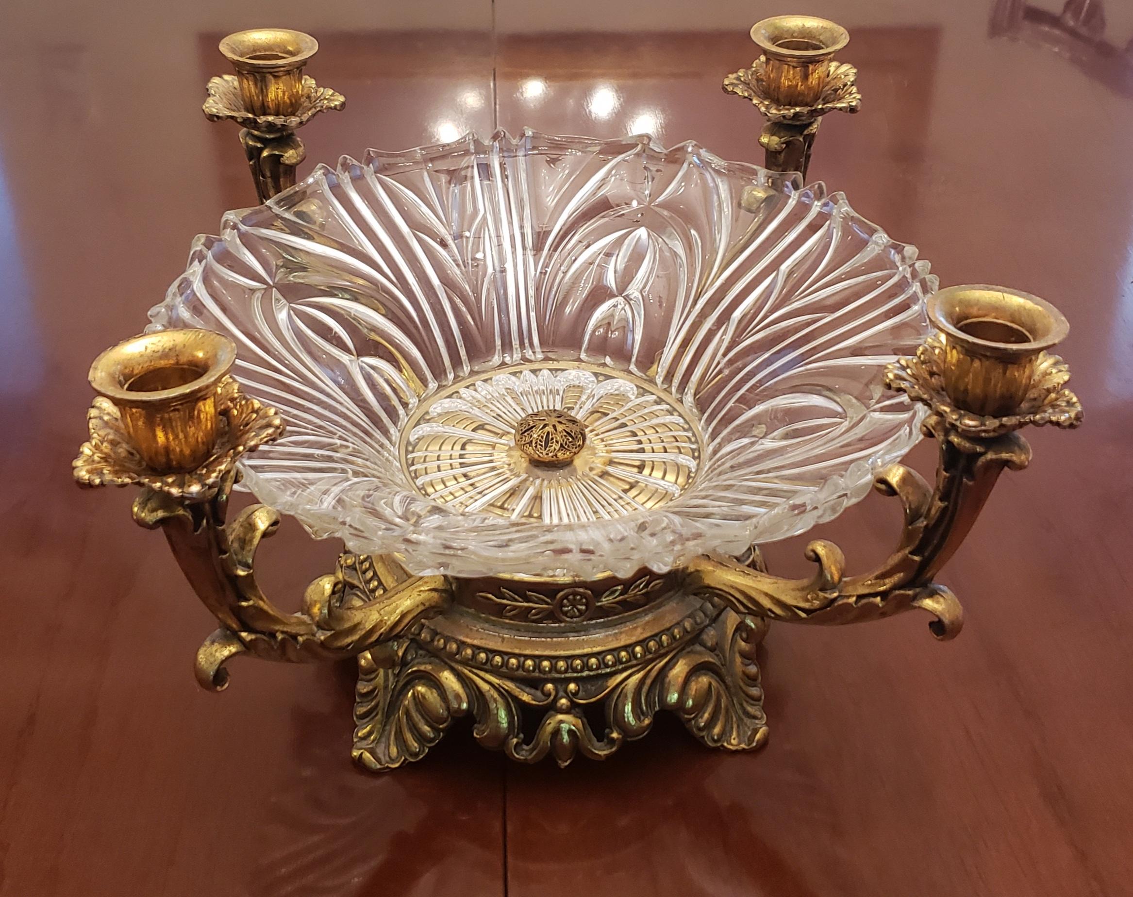 Louis XVI Centre de table de candélabre en verre de cristal taillé en bronze doré de Baccarat des années 1890 en vente