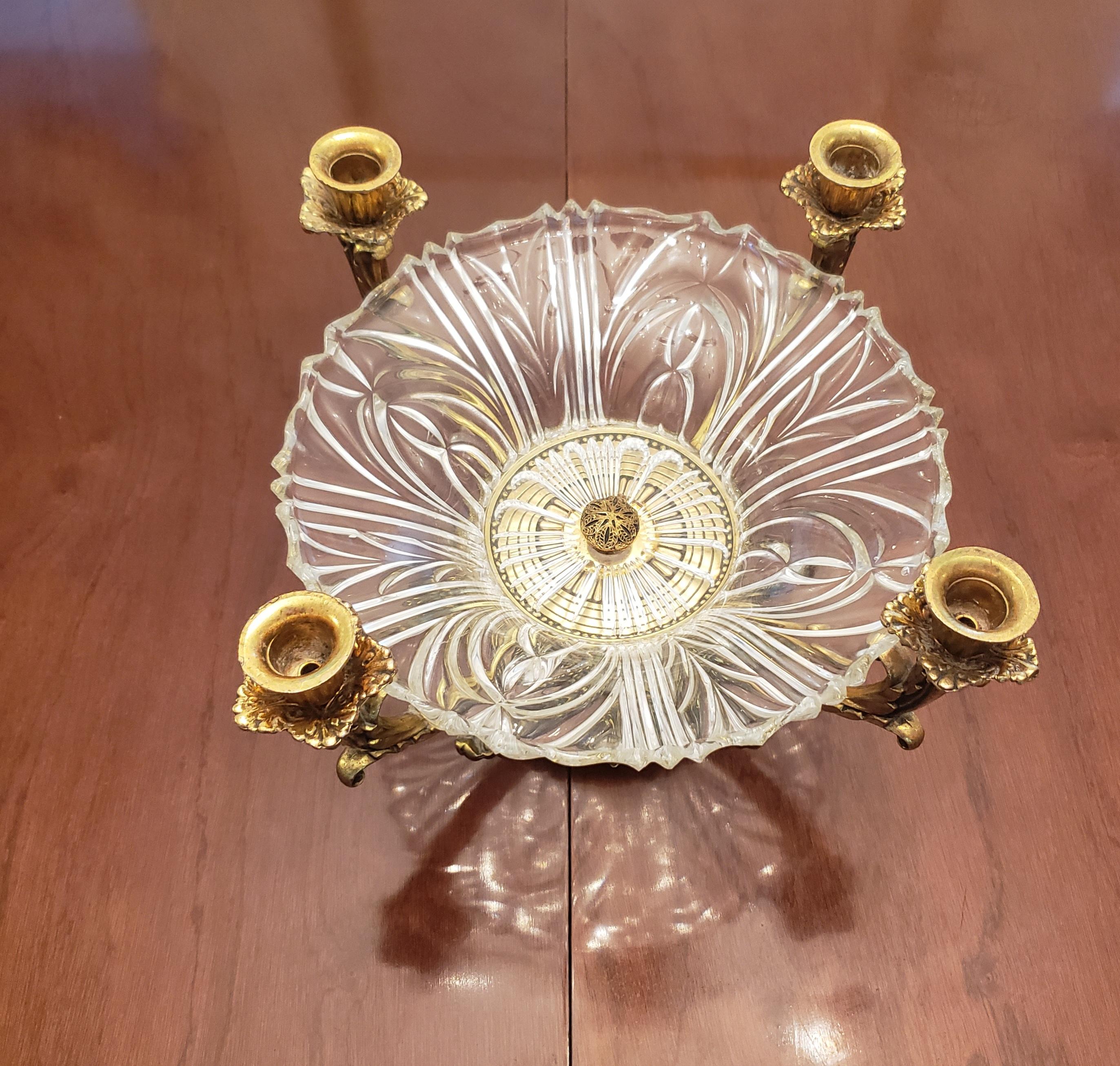 Français Centre de table de candélabre en verre de cristal taillé en bronze doré de Baccarat des années 1890 en vente