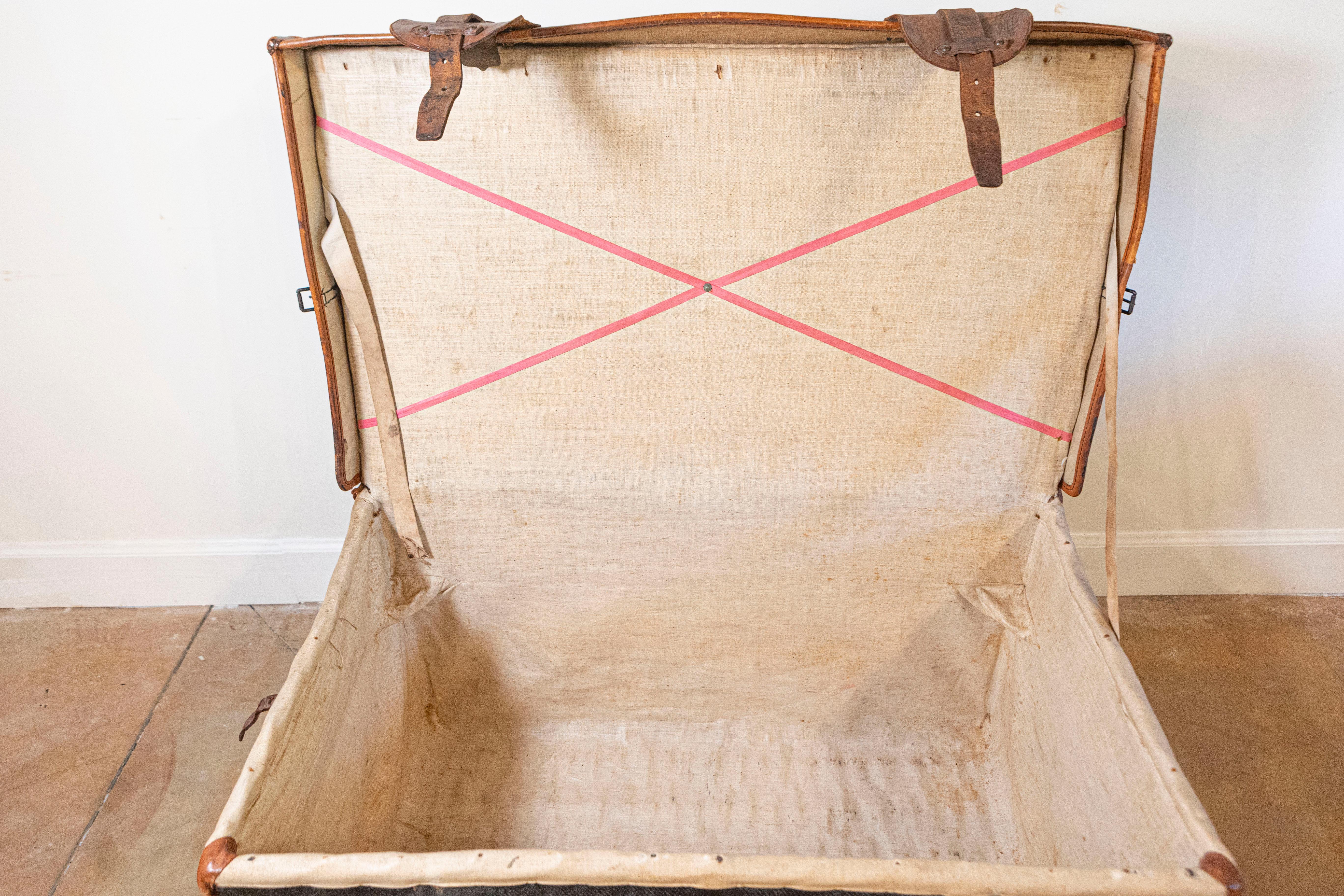 French 1890s Brown and Black Travel Trunk with Leather Straps and Aged Patina For Sale 6