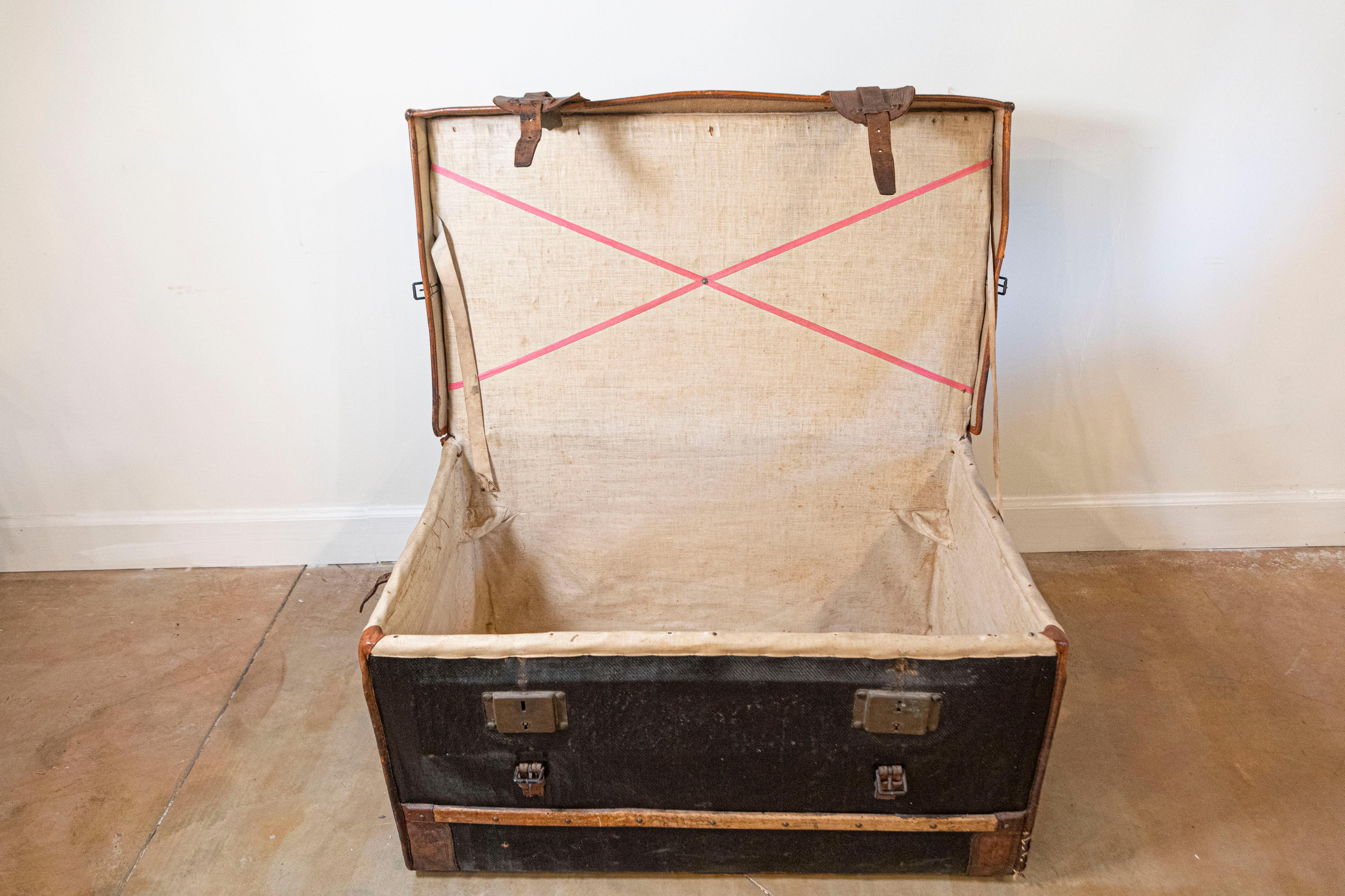 French 1890s Brown and Black Travel Trunk with Leather Straps and Aged Patina For Sale 7
