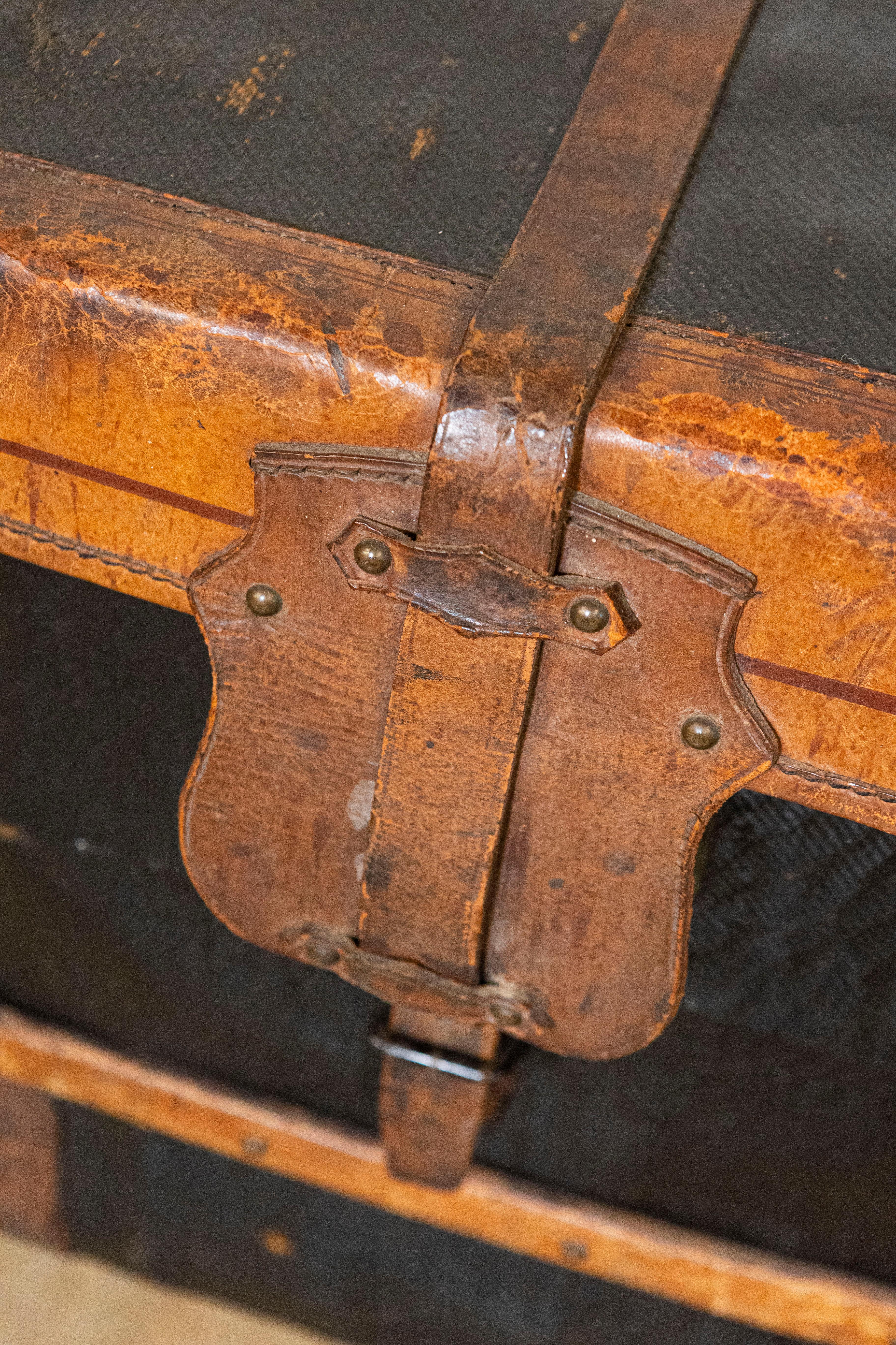 French 1890s Brown and Black Travel Trunk with Leather Straps and Aged Patina In Good Condition For Sale In Atlanta, GA