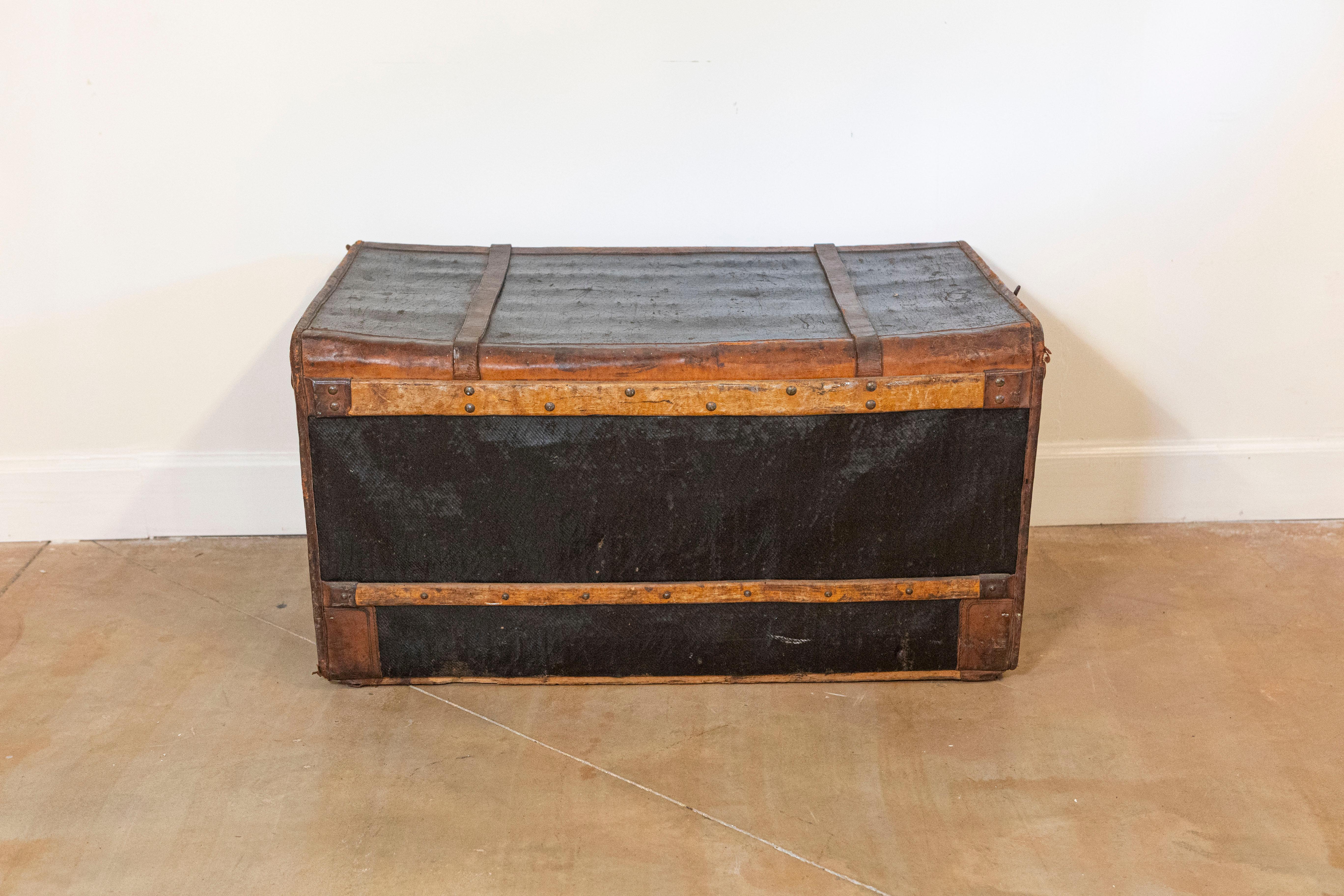 French 1890s Brown and Black Travel Trunk with Leather Straps and Aged Patina For Sale 2