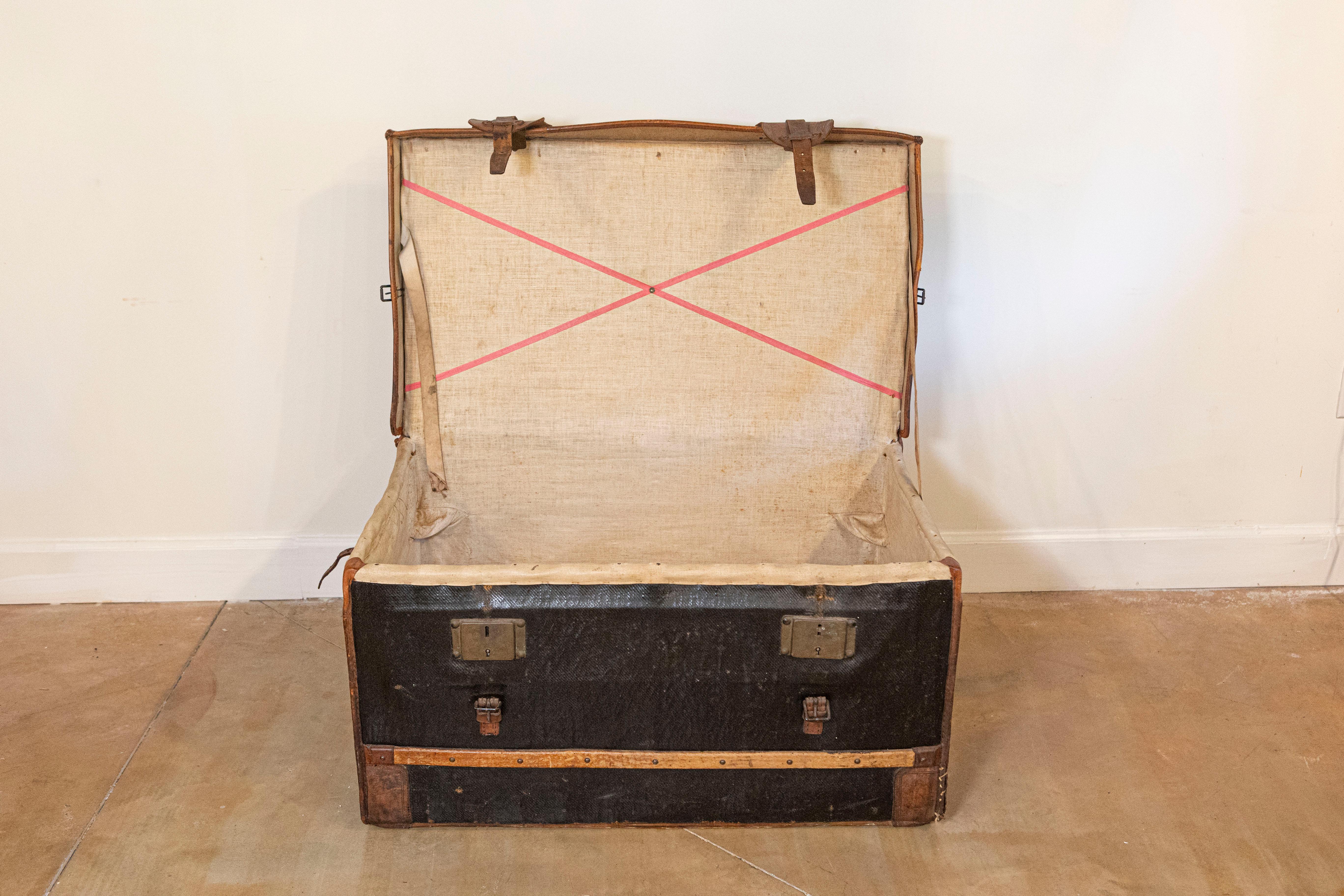 French 1890s Brown and Black Travel Trunk with Leather Straps and Aged Patina For Sale 3