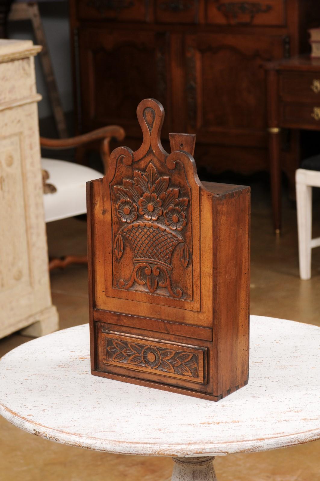 French, 1890s Carved Wooden Farinerio Decorative Box with Floral Décor 8