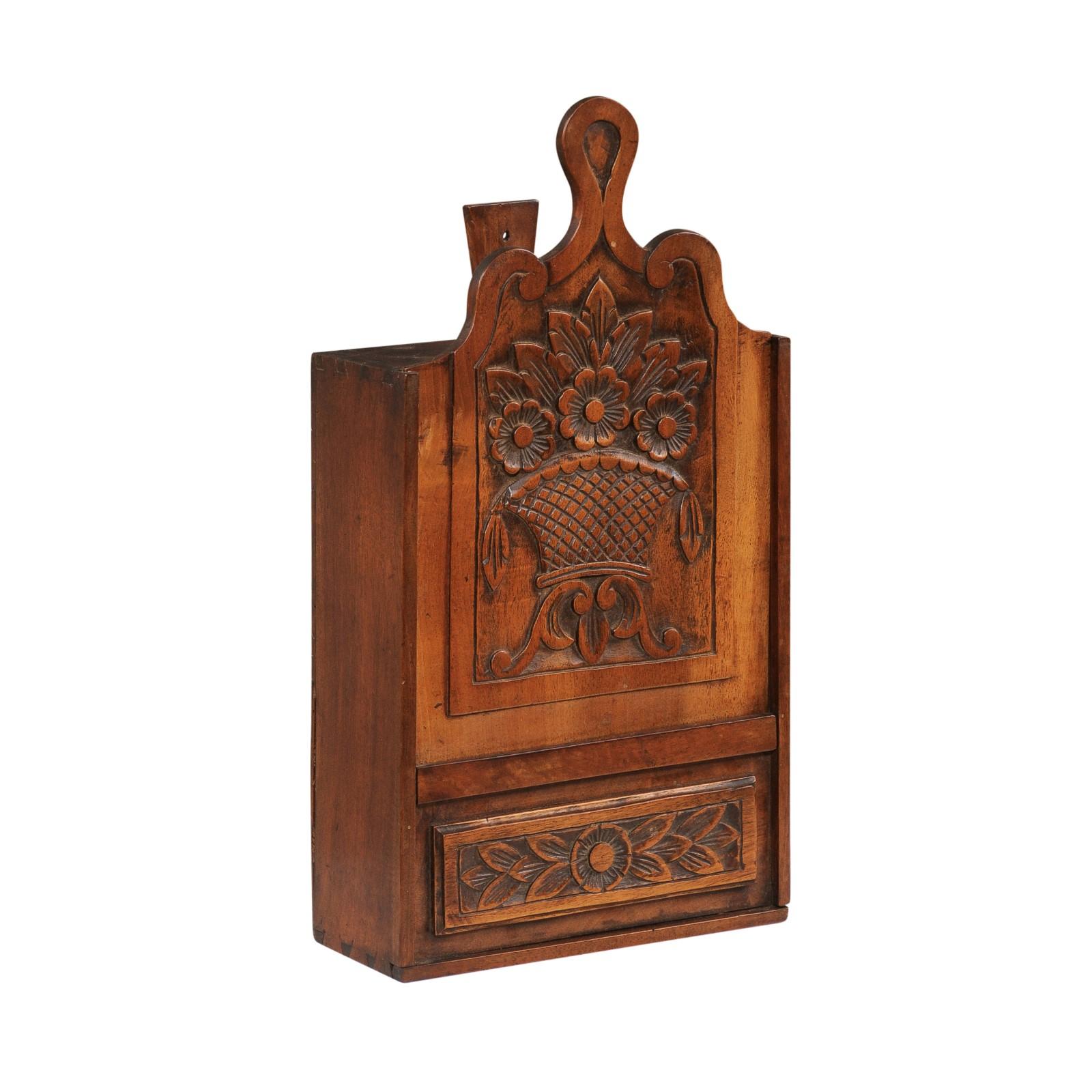 A French wooden farinerio decorative box from the late 19th century with carved floral motifs on sliding door. Created in France during the last quarter of the 19th century, this petite box, called a fariniero, was intended to be used to coat fish,
