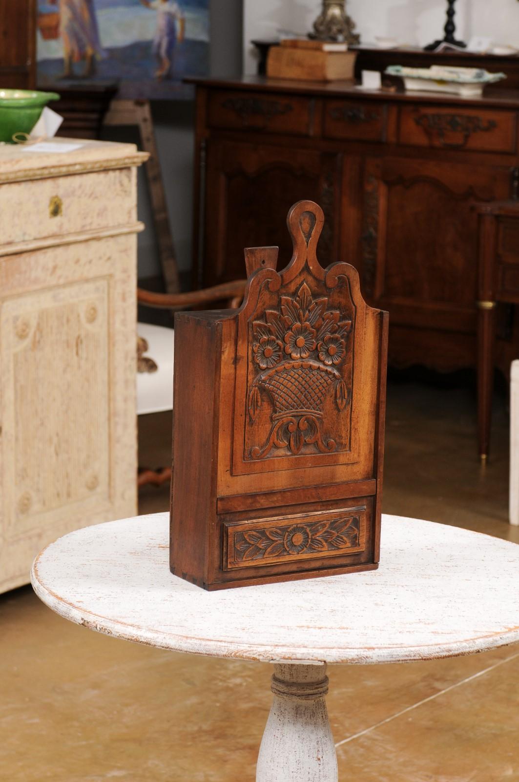 French, 1890s Carved Wooden Farinerio Decorative Box with Floral Décor In Good Condition In Atlanta, GA