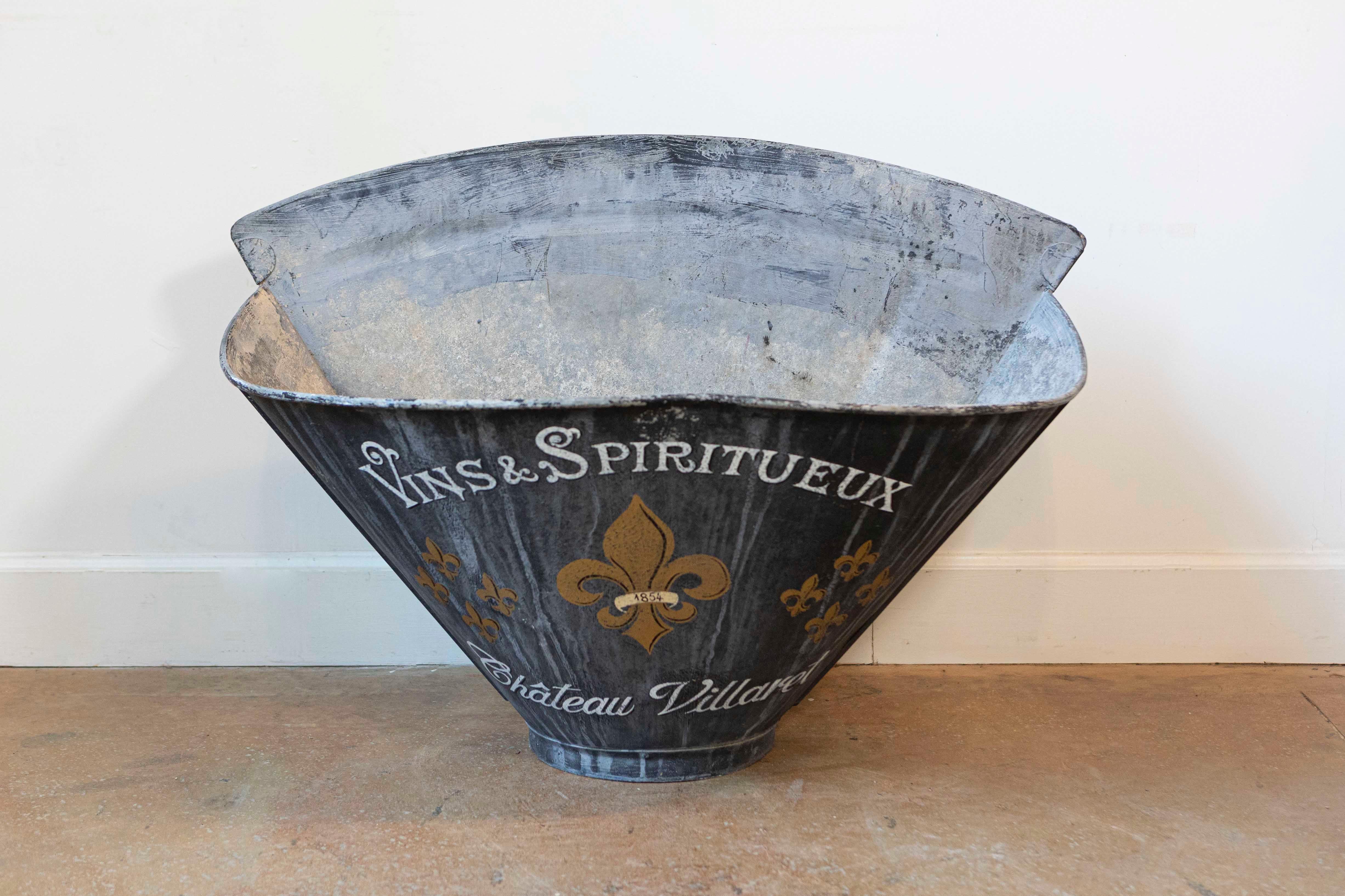 Un bastone per la raccolta dell'uva francese del 1890 circa con etichetta Château Villaret Vins & Spiritueux, ornata da un fiore e dalla data 1854. Abbraccia il fascino rustico e la ricchezza della storia di questo cavallo da vendemmia francese del