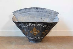 Coiffeuse à vendange Château Villaret 1890 avec motifs de fleurs de lys