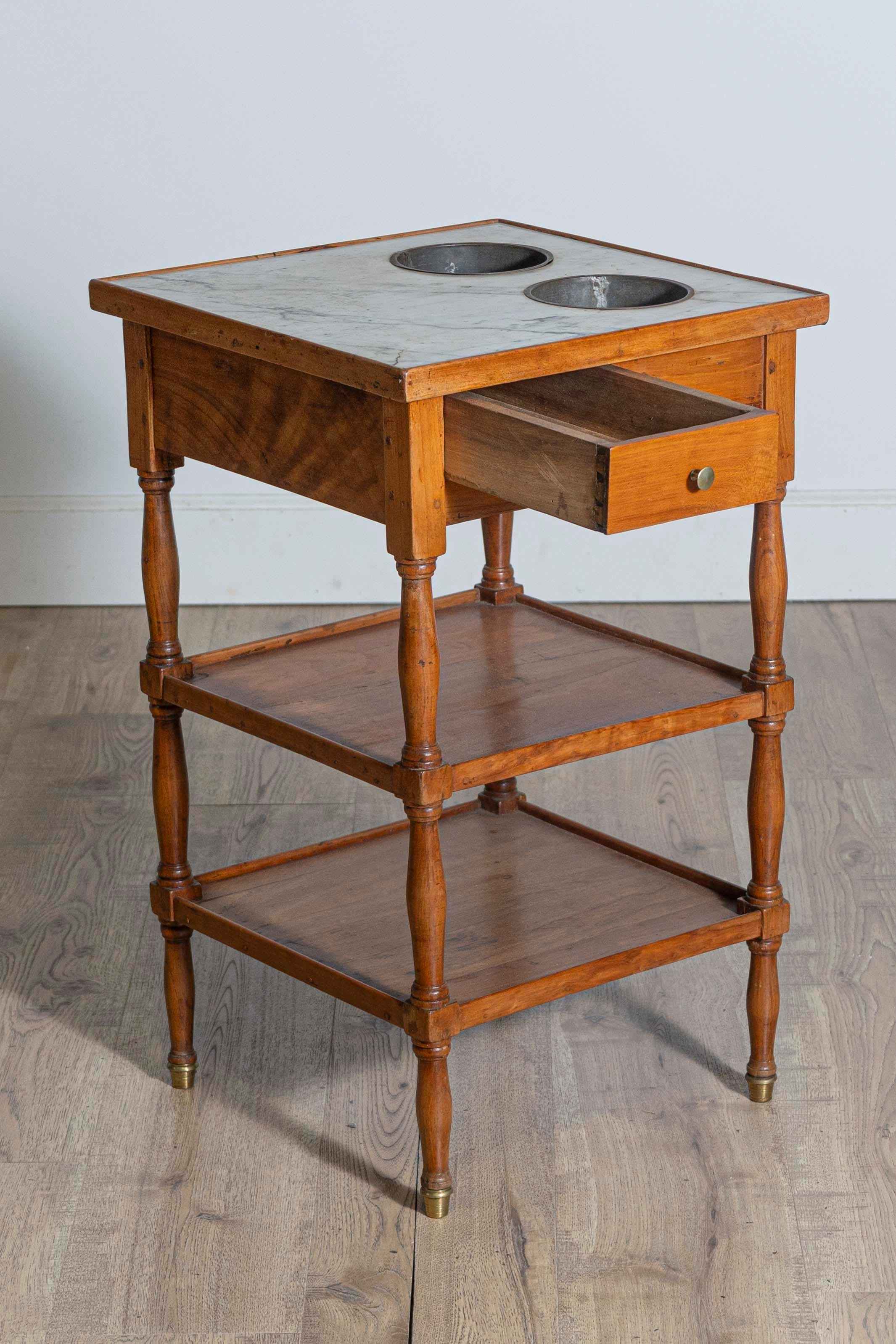 French 1890s Cherry Rafraichissoire Wine Table with White Vined Marble Top In Good Condition For Sale In Atlanta, GA