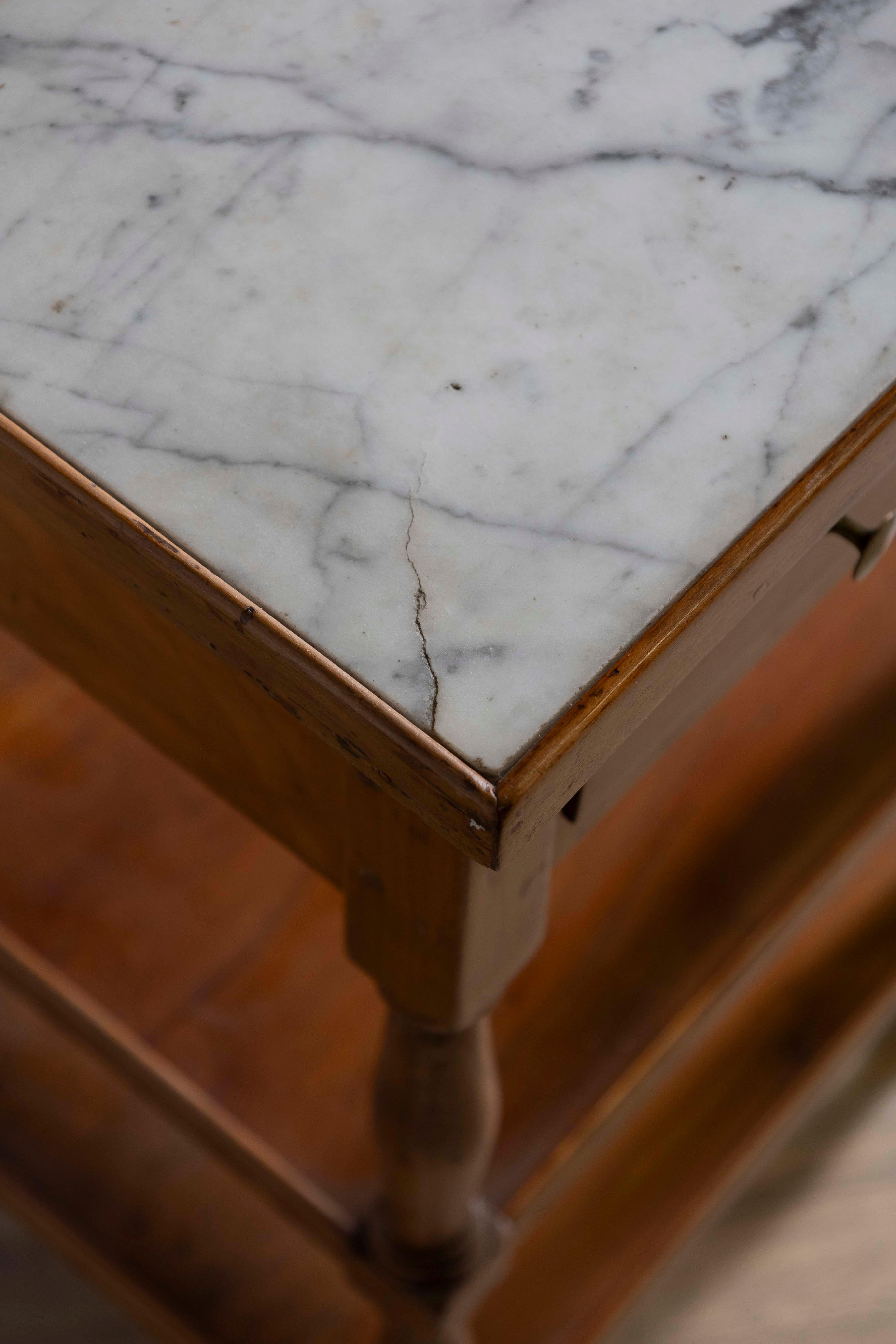 French 1890s Cherry Rafraichissoire Wine Table with White Vined Marble Top For Sale 1