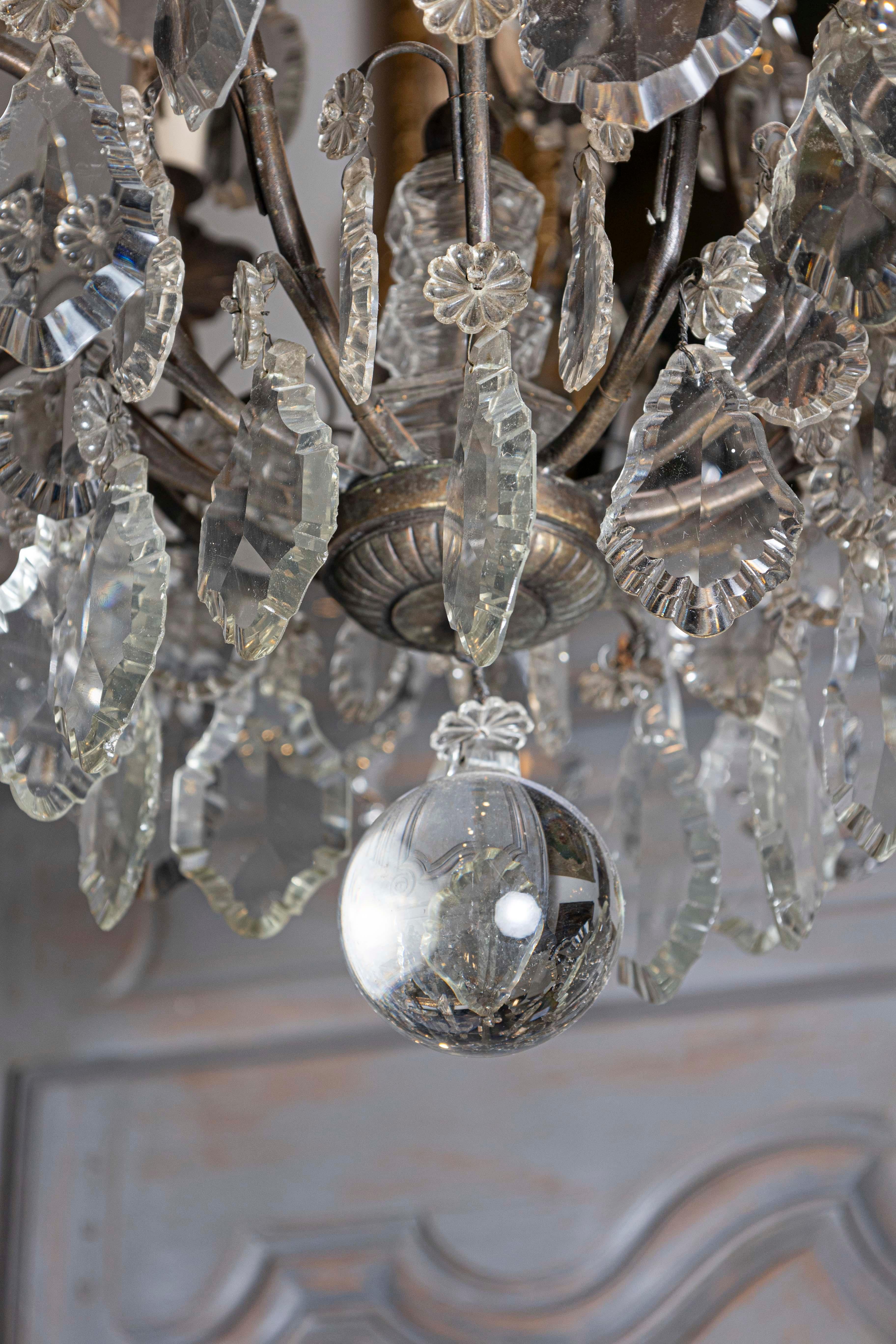 Lampadario francese a otto luci in cristallo del 1890 con armatura in bronzo e obelischi in vendita 5