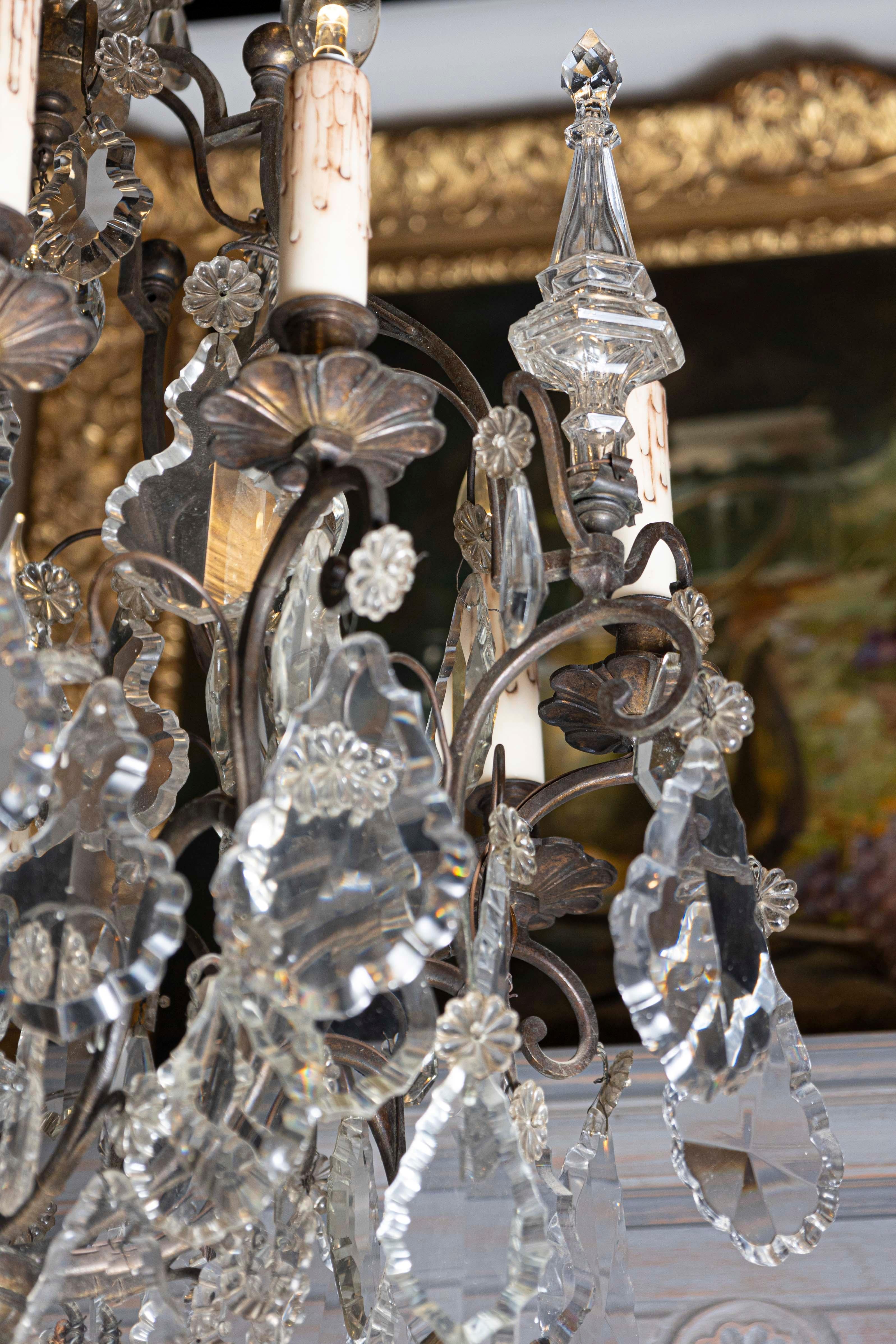 Lampadario francese a otto luci in cristallo del 1890 con armatura in bronzo e obelischi in vendita 6