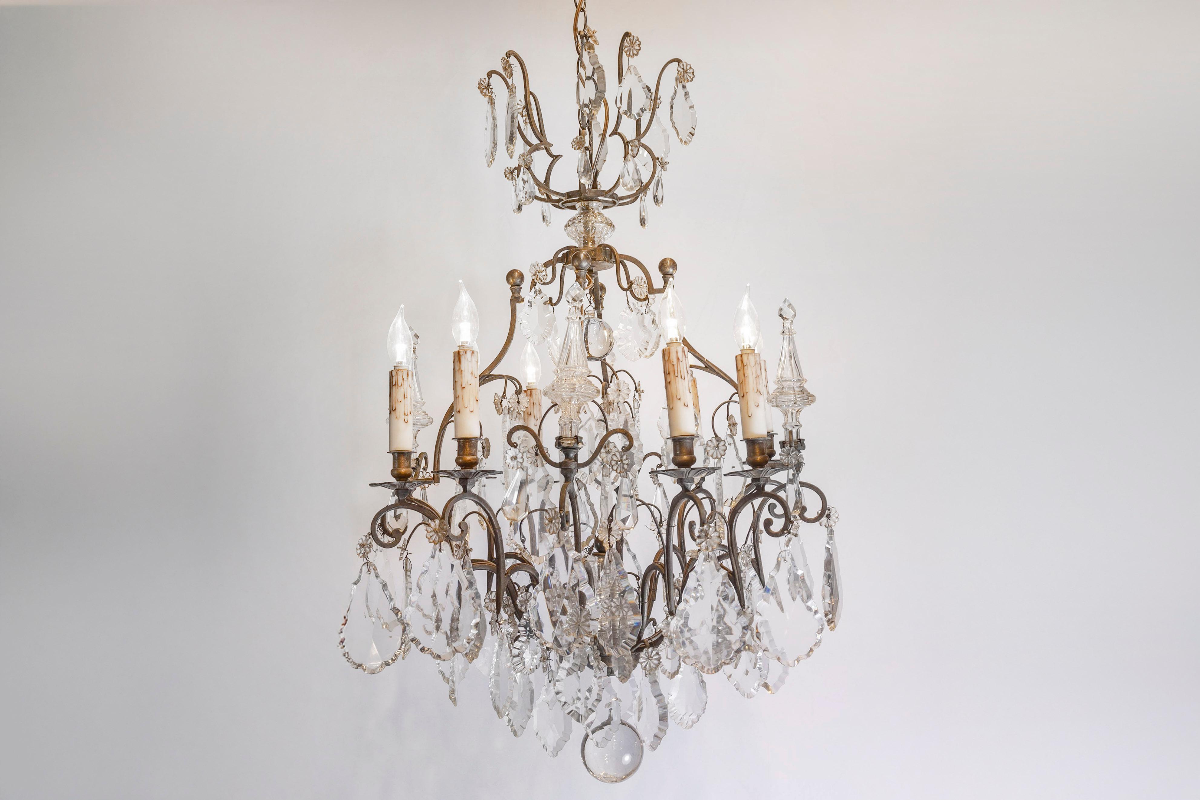 Lampadario francese a otto luci in cristallo della fine del XIX secolo, con armatura in bronzo e obelischi in cristallo. Nato in Francia nell'ultimo decennio del XIX secolo, questo raffinato lampadario a otto luci presenta un'armatura in bronzo
