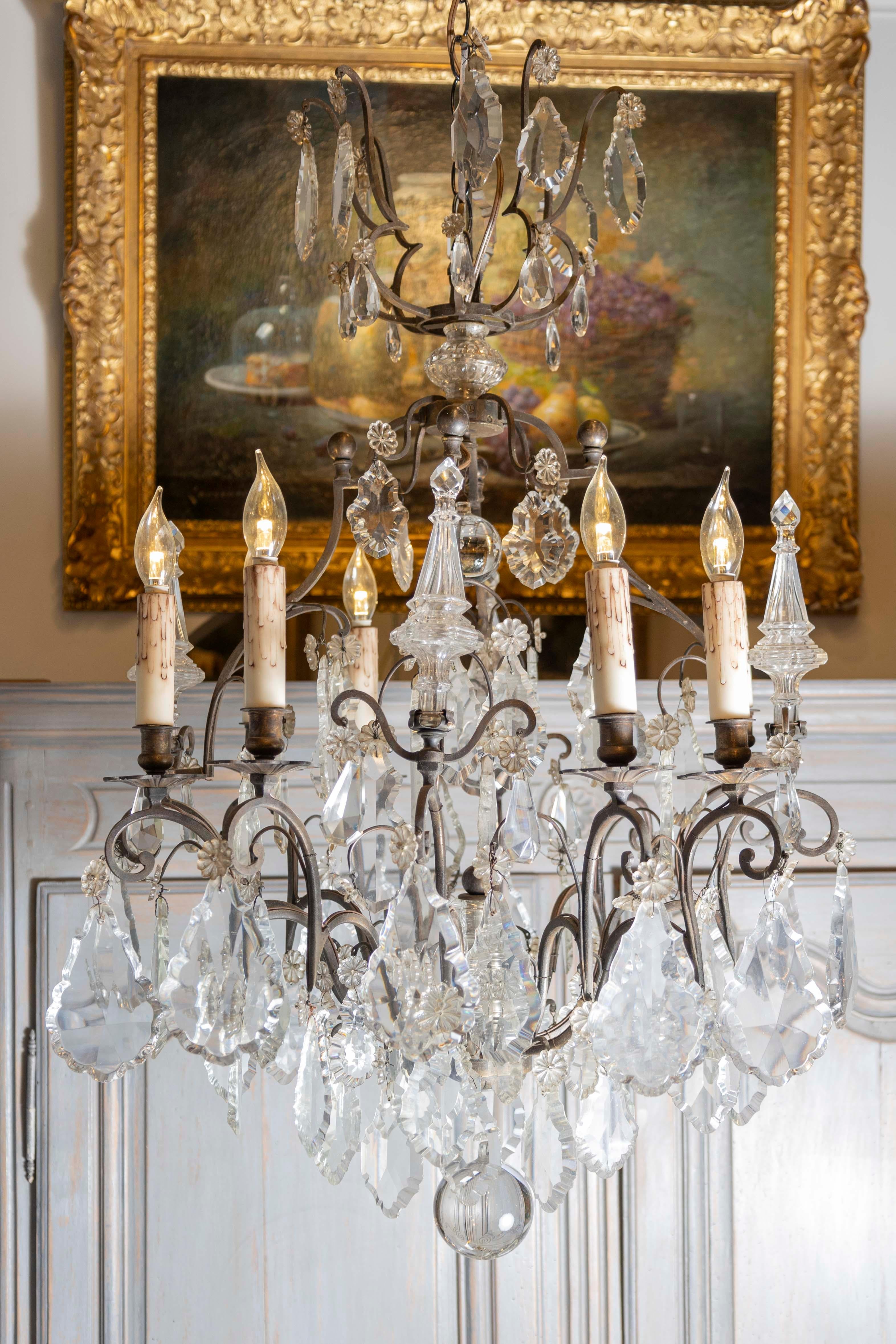 Francese Lampadario francese a otto luci in cristallo del 1890 con armatura in bronzo e obelischi in vendita
